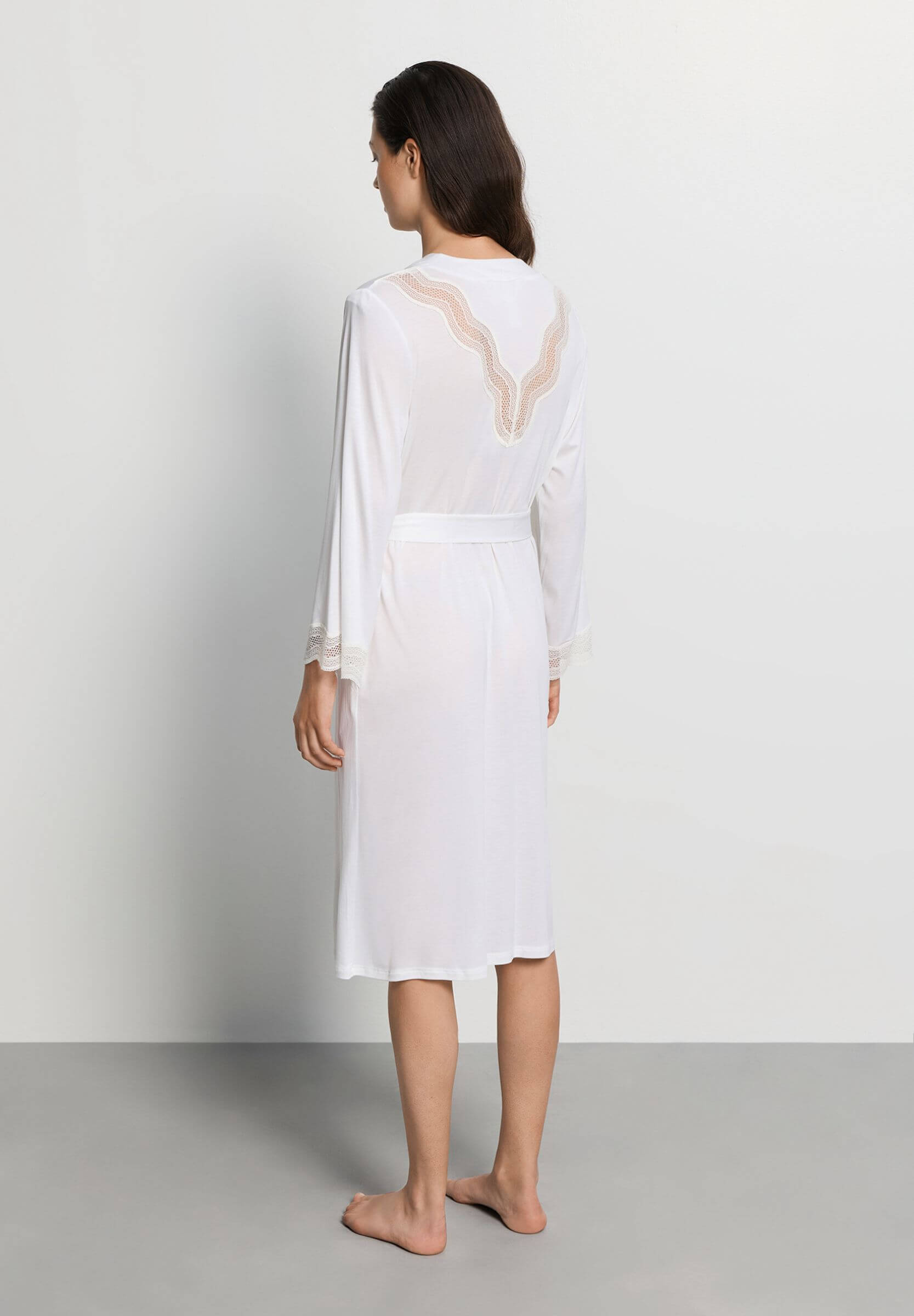 Халат из микромодала с кружевными вставками. Цвет Белый (070102)