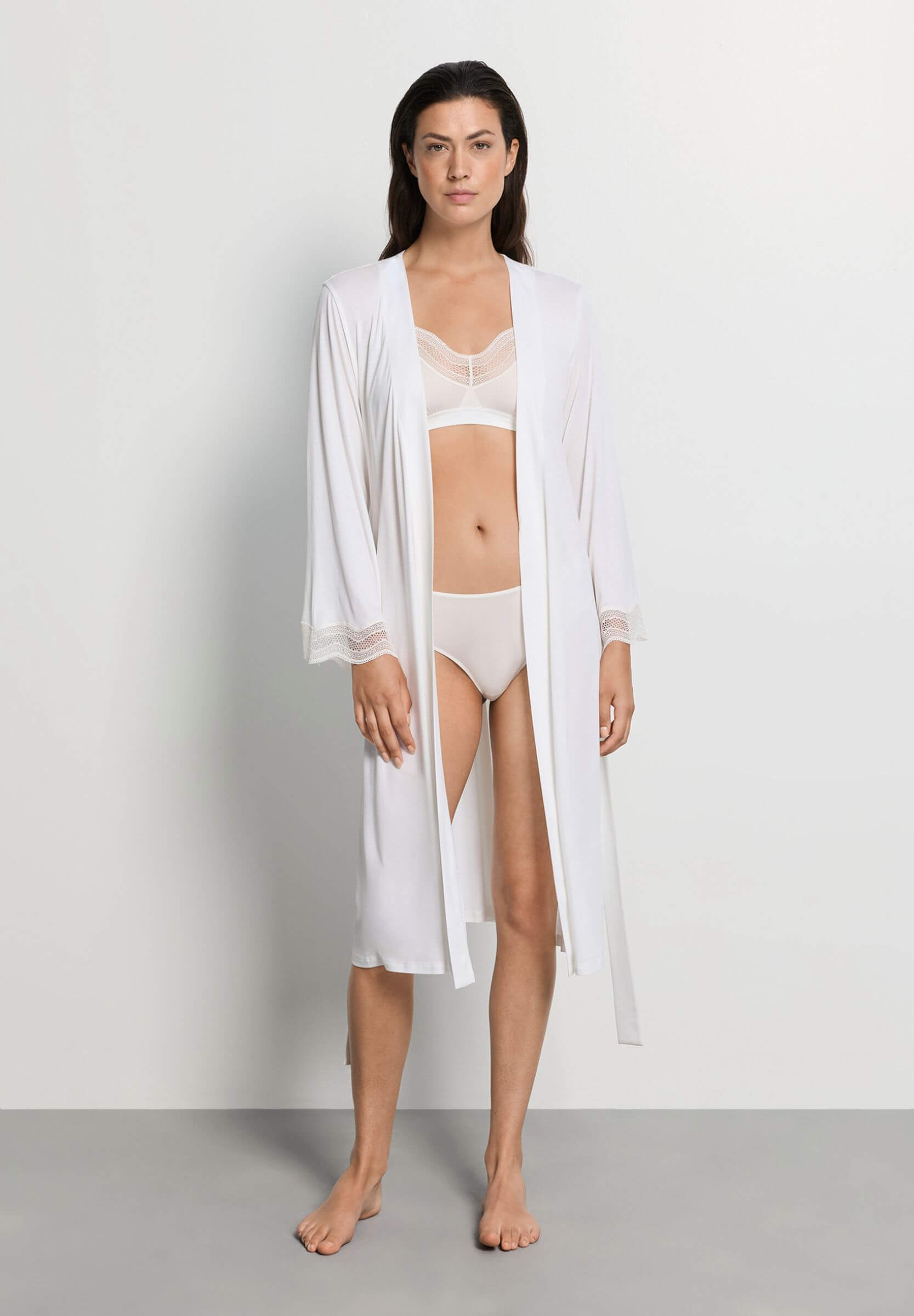Халат из микромодала с кружевными вставками. Цвет Белый (070102)