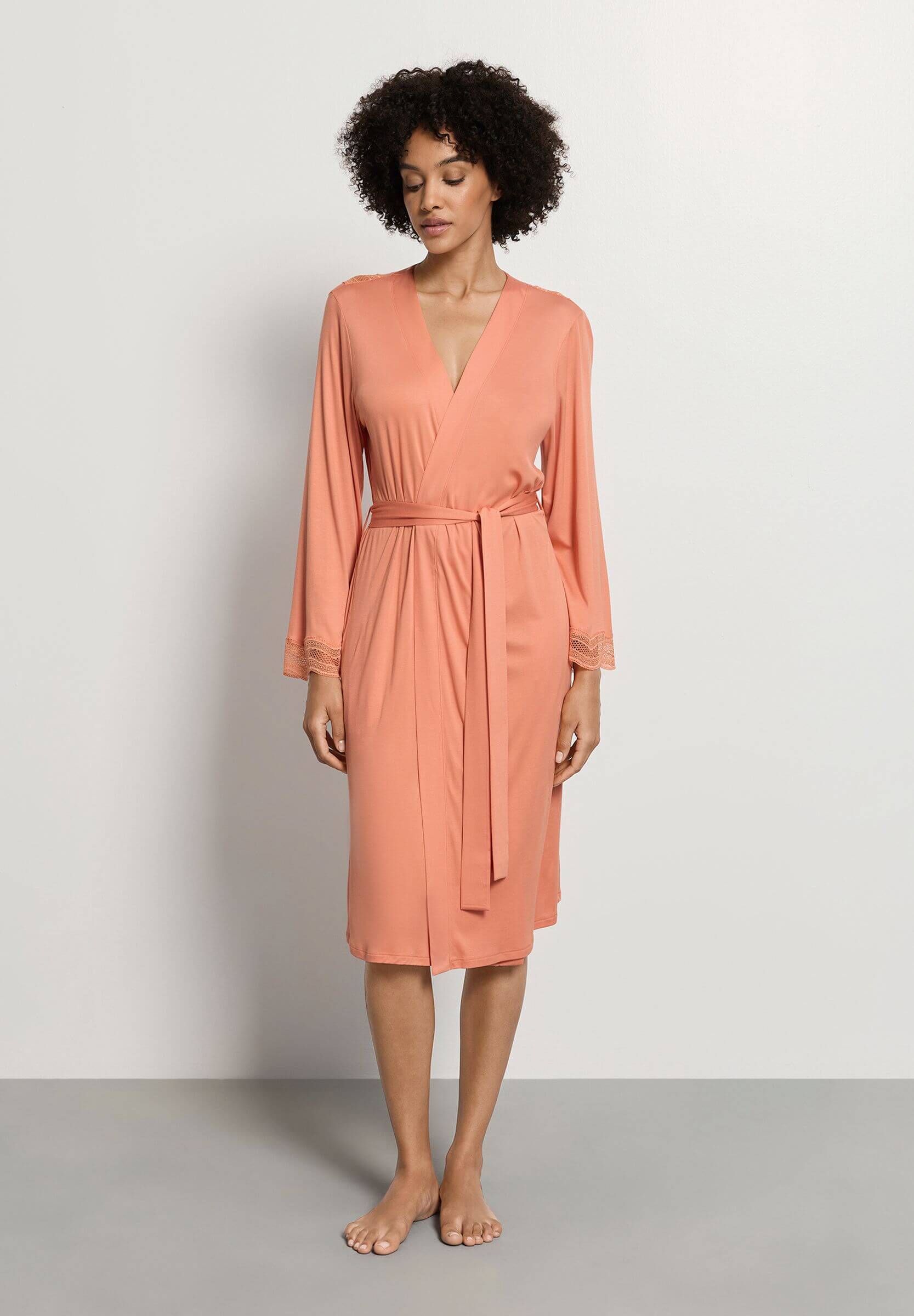 Халат из микромодала с кружевными вставками. Цвет Персиковый (072288)