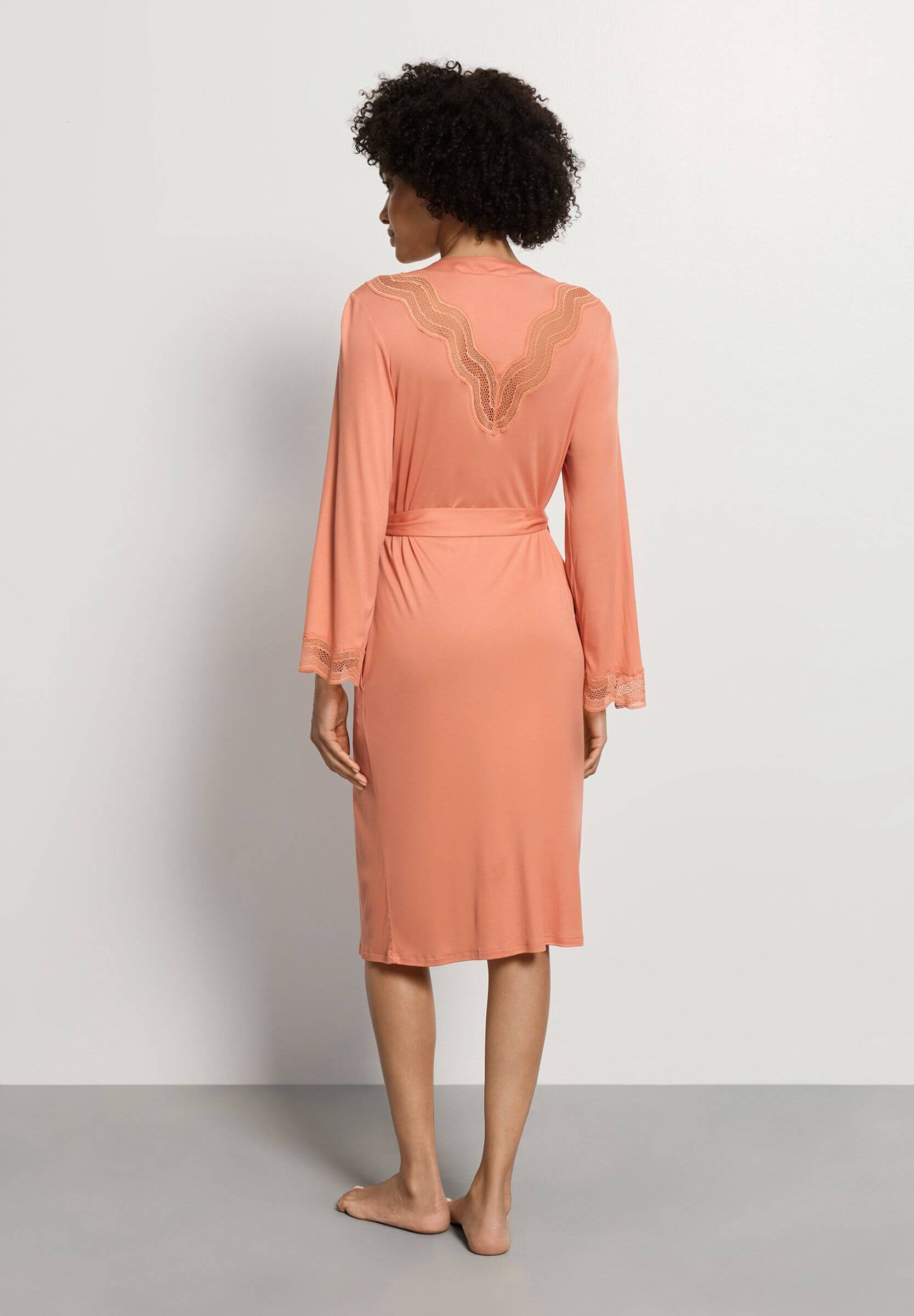 Халат из микромодала с кружевными вставками. Цвет Персиковый (072288)
