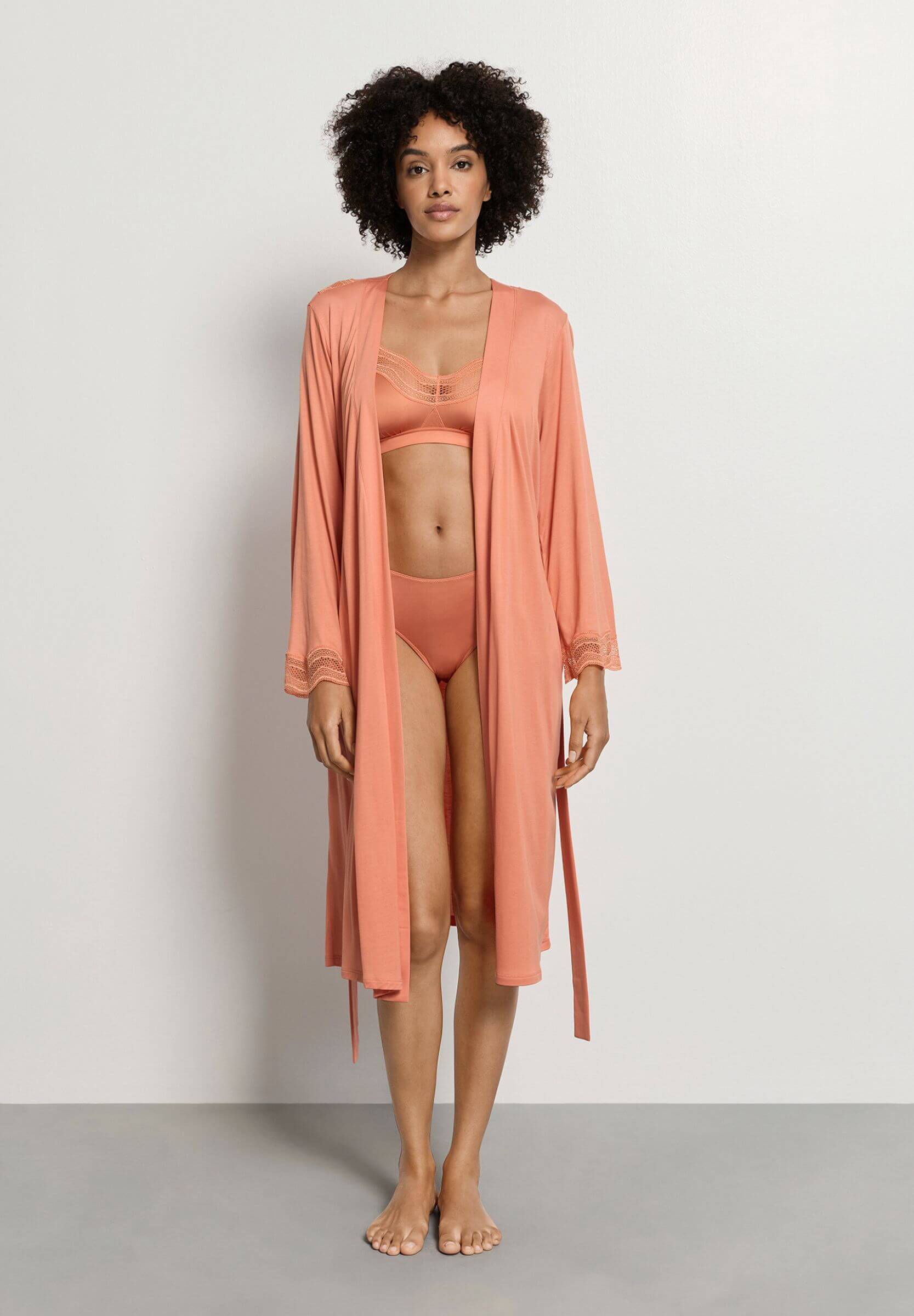 Халат из микромодала с кружевными вставками. Цвет Персиковый (072288)