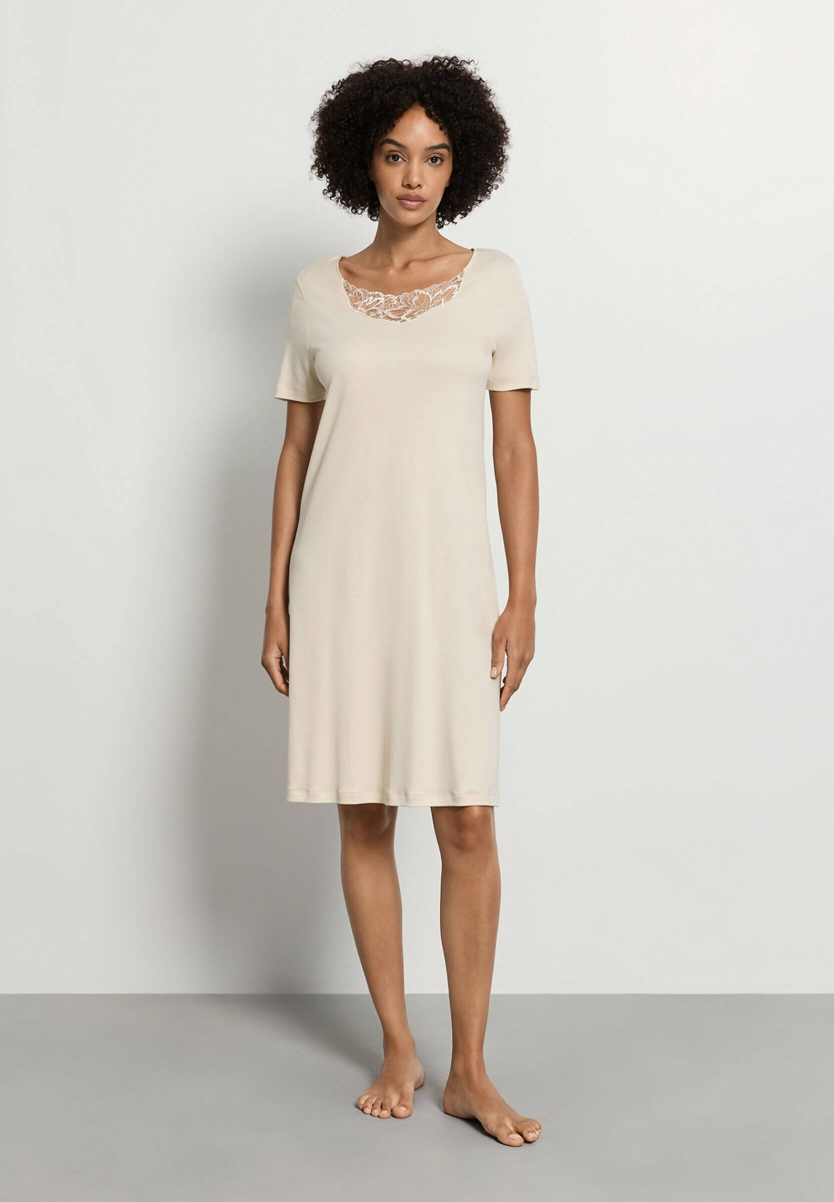 Хлопковая ночная сорочка с цветочной вышивкой. Цвет Кремовый (072811)