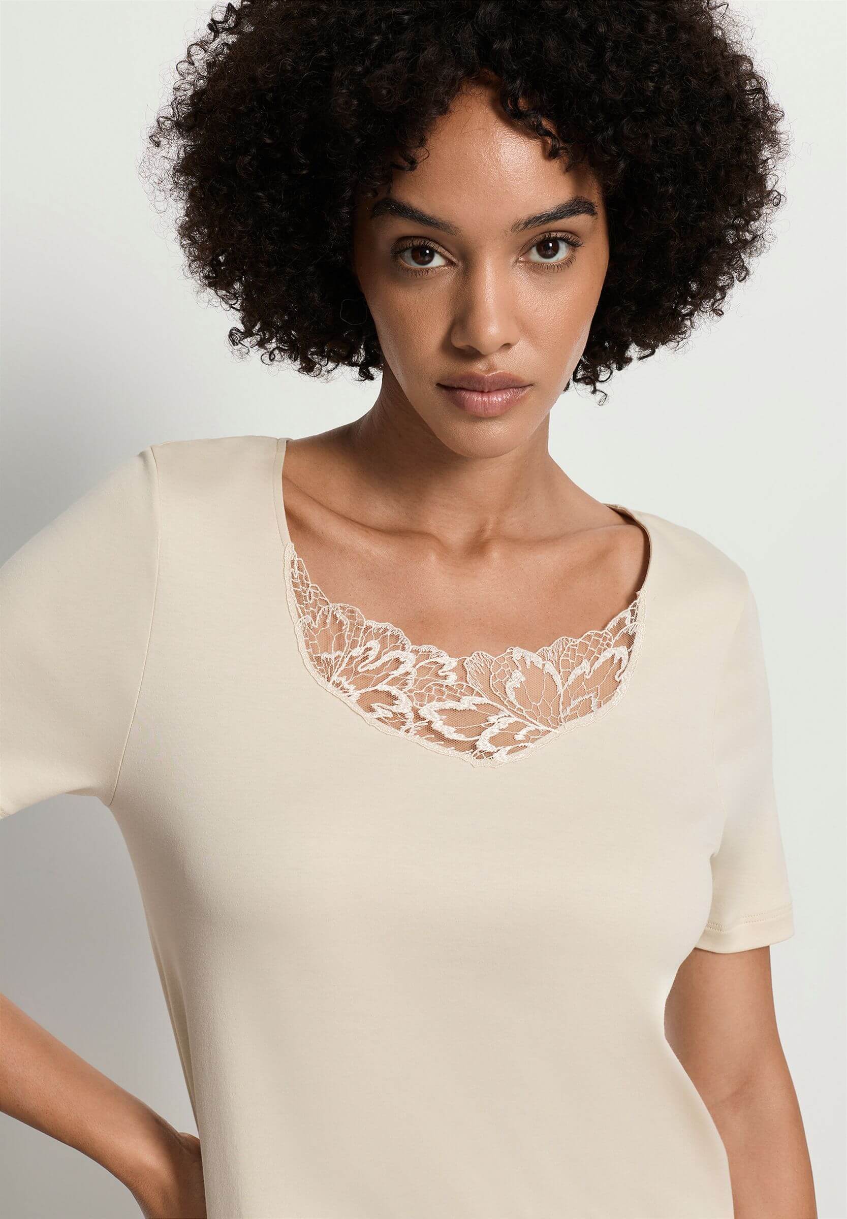 Хлопковая ночная сорочка с цветочной вышивкой. Цвет Кремовый (072811)