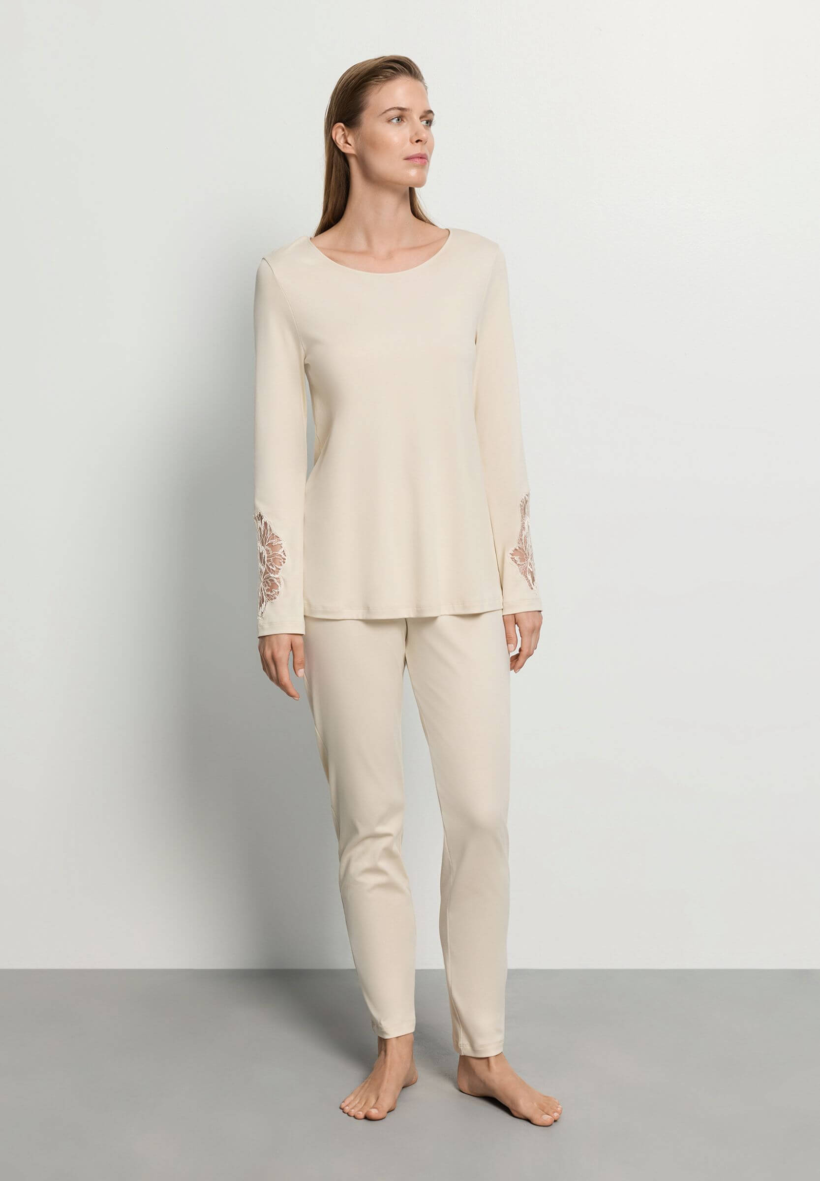 Хлопковая пижама с цветочной вышивкой. Цвет Кремовый (072811)