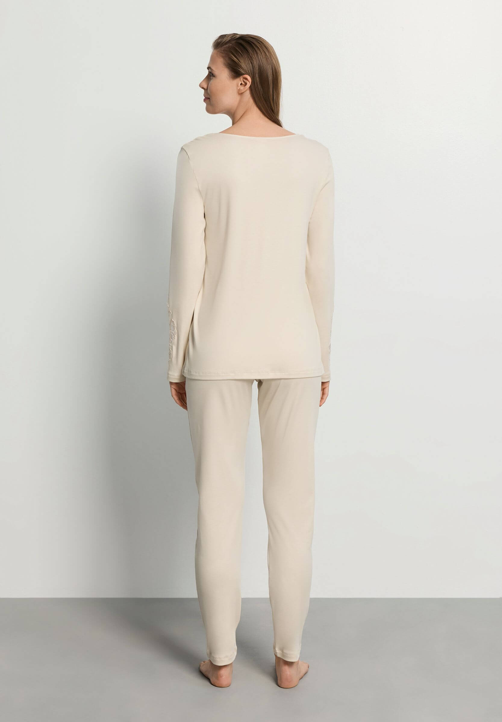 Хлопковая пижама с цветочной вышивкой. Цвет Кремовый (072811)