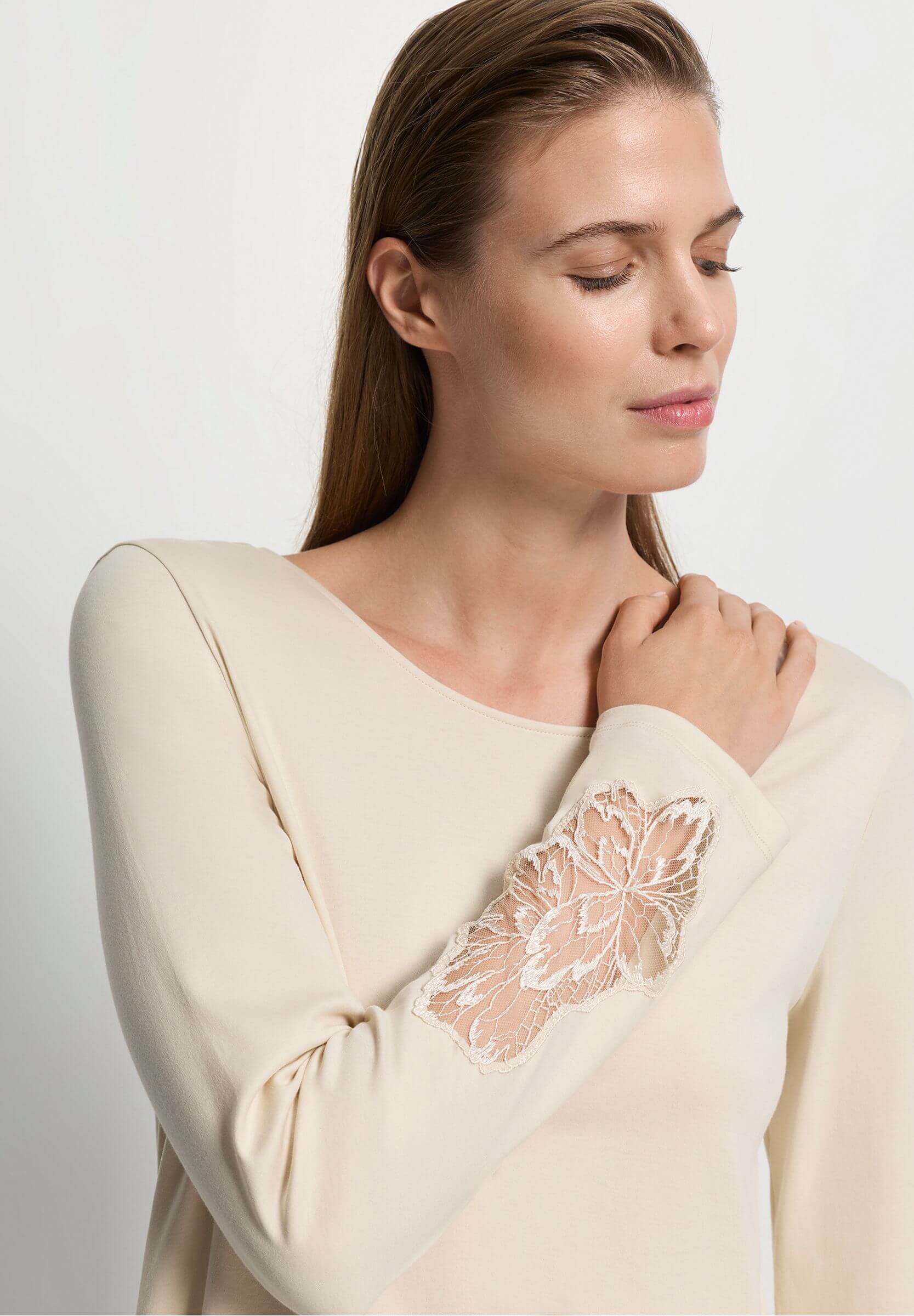 Хлопковая пижама с цветочной вышивкой. Цвет Кремовый (072811)