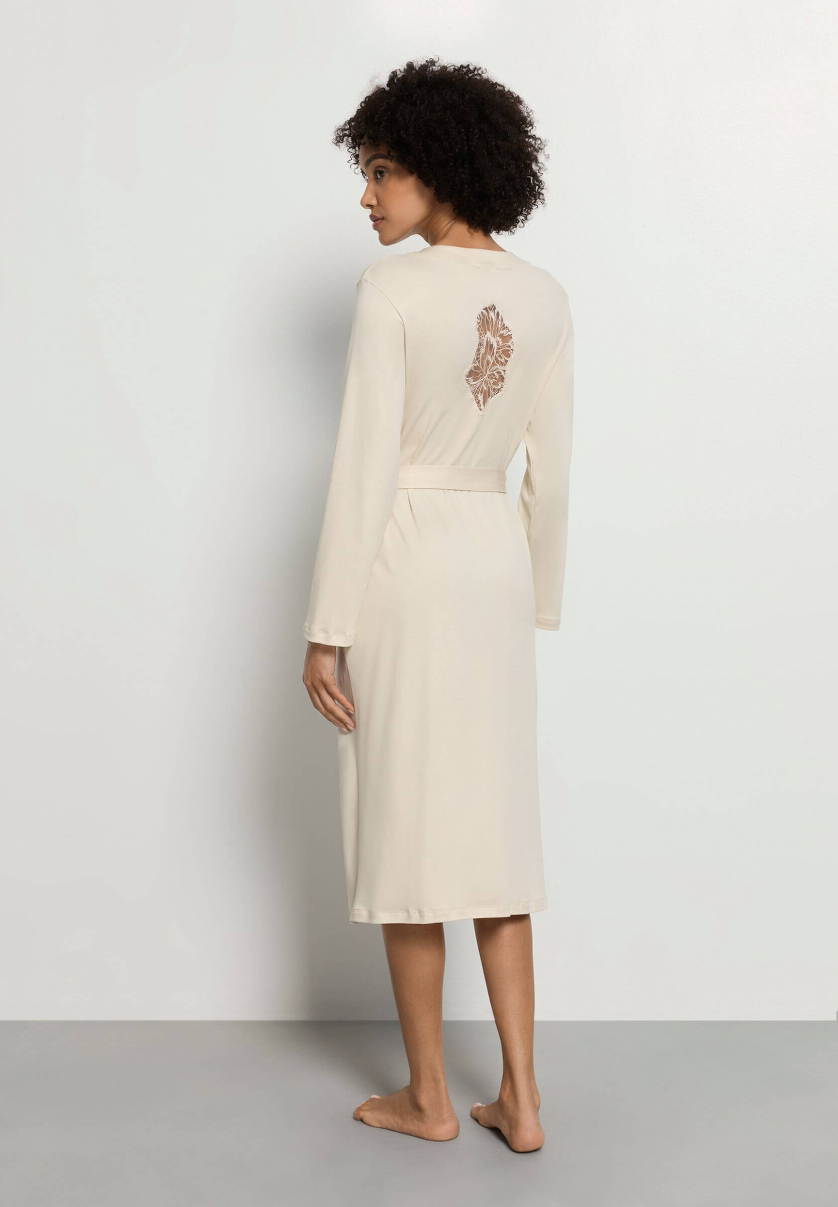 Хлопковый халат с цветочной вышивкой на спине. Цвет Кремовый (072811)