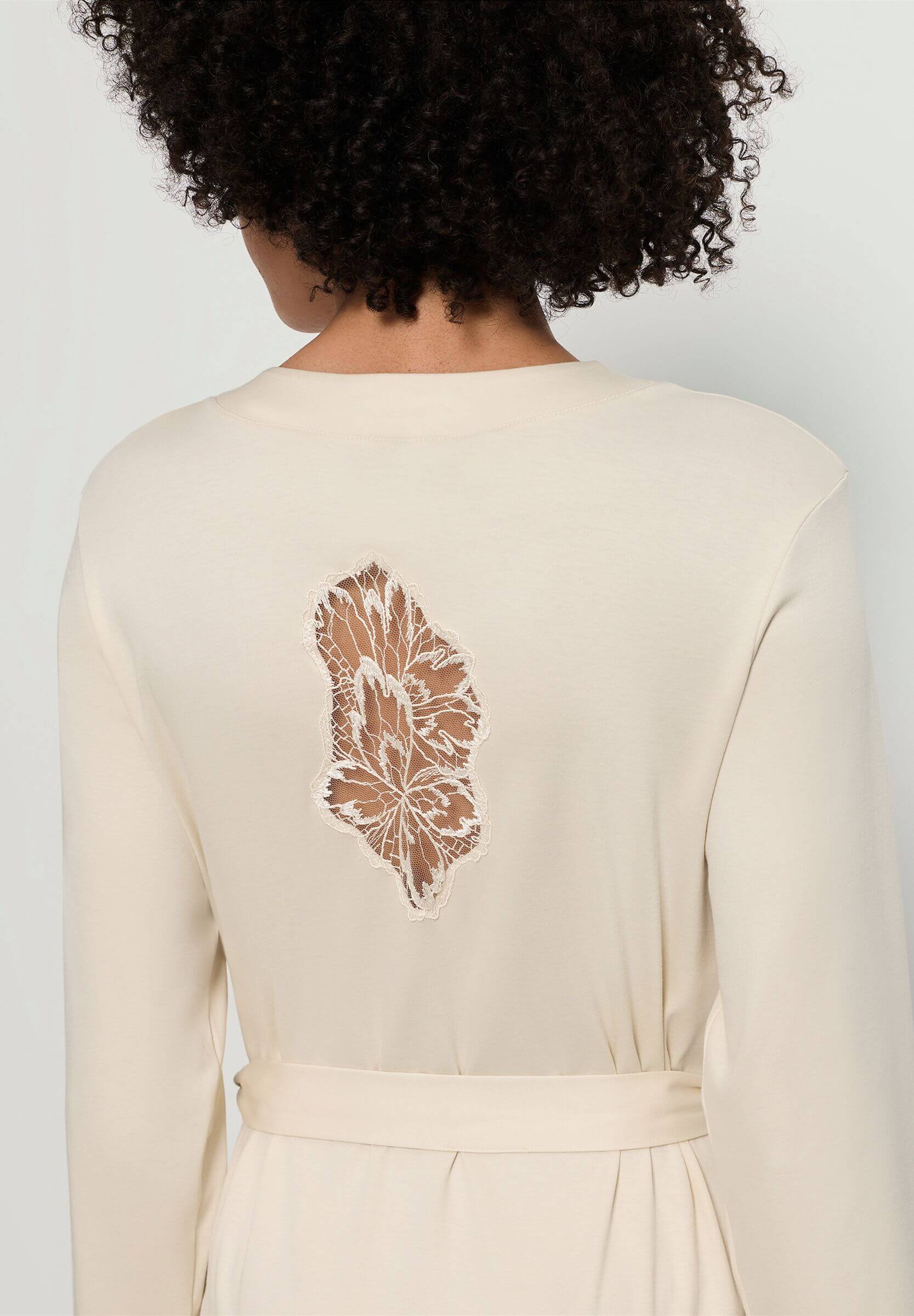 Хлопковый халат с цветочной вышивкой на спине. Цвет Кремовый (072811)