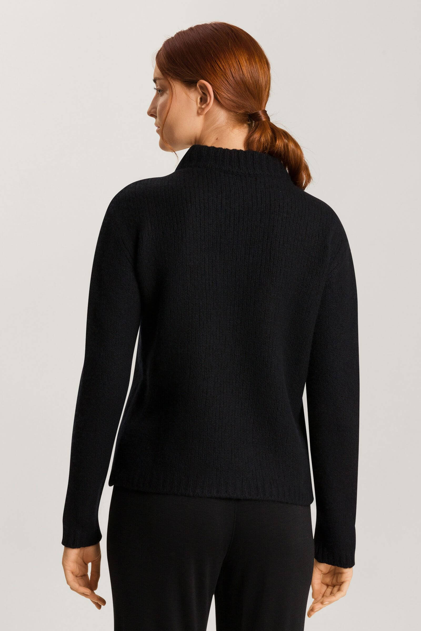 Шерстяной свитер. Цвет Черный (072554)