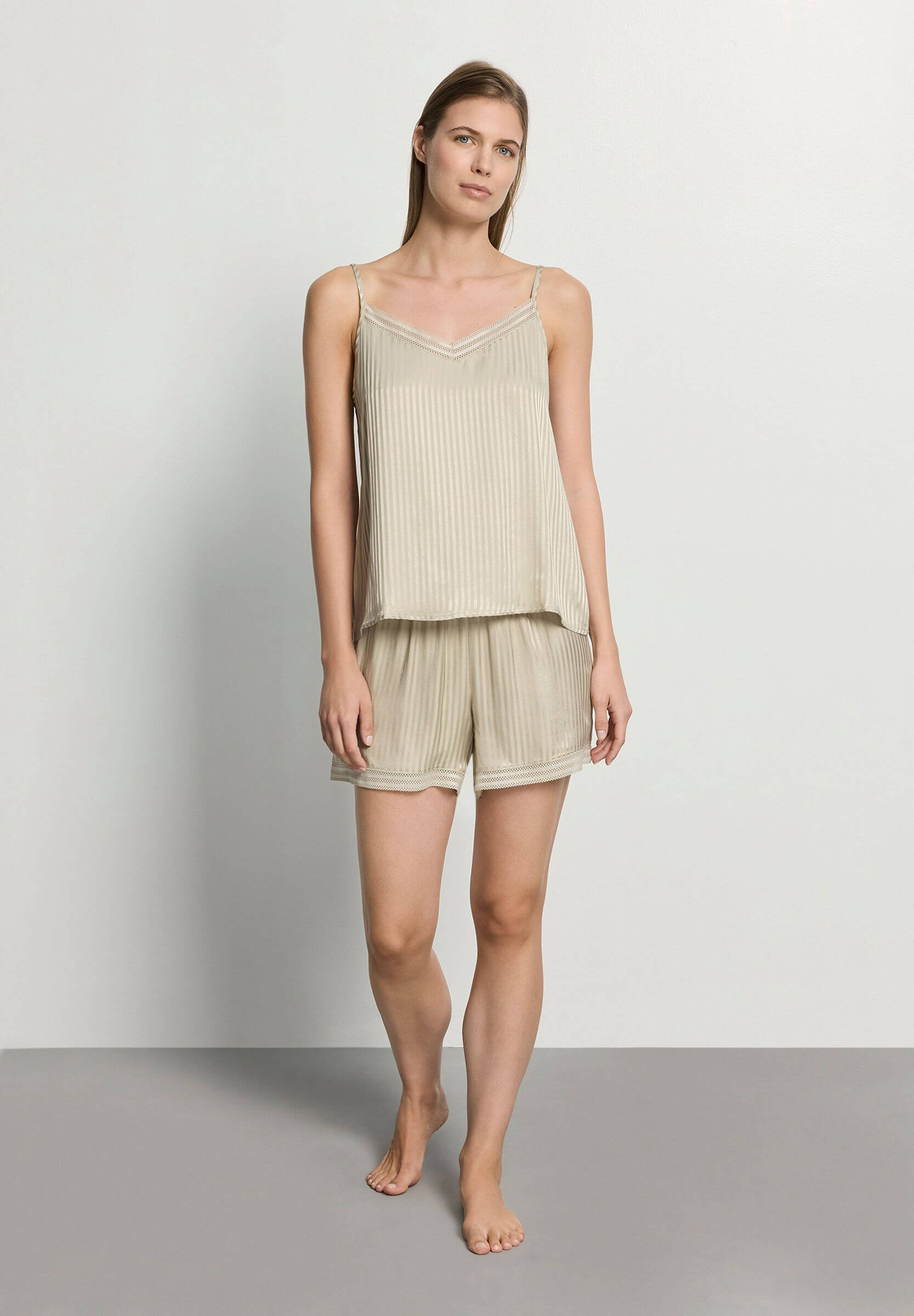 Пижамный топ из шелковистой вискозы. Цвет Бежевый (072661)