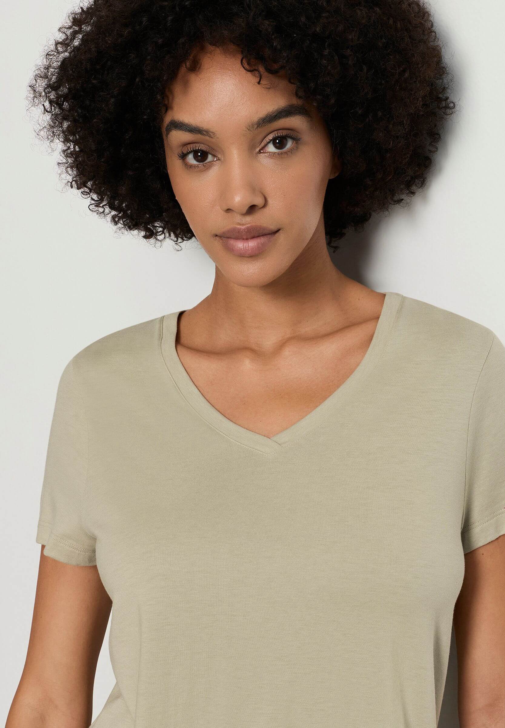 Пижамная футболка с V-образным вырезом. Цвет Бежевый (072661)