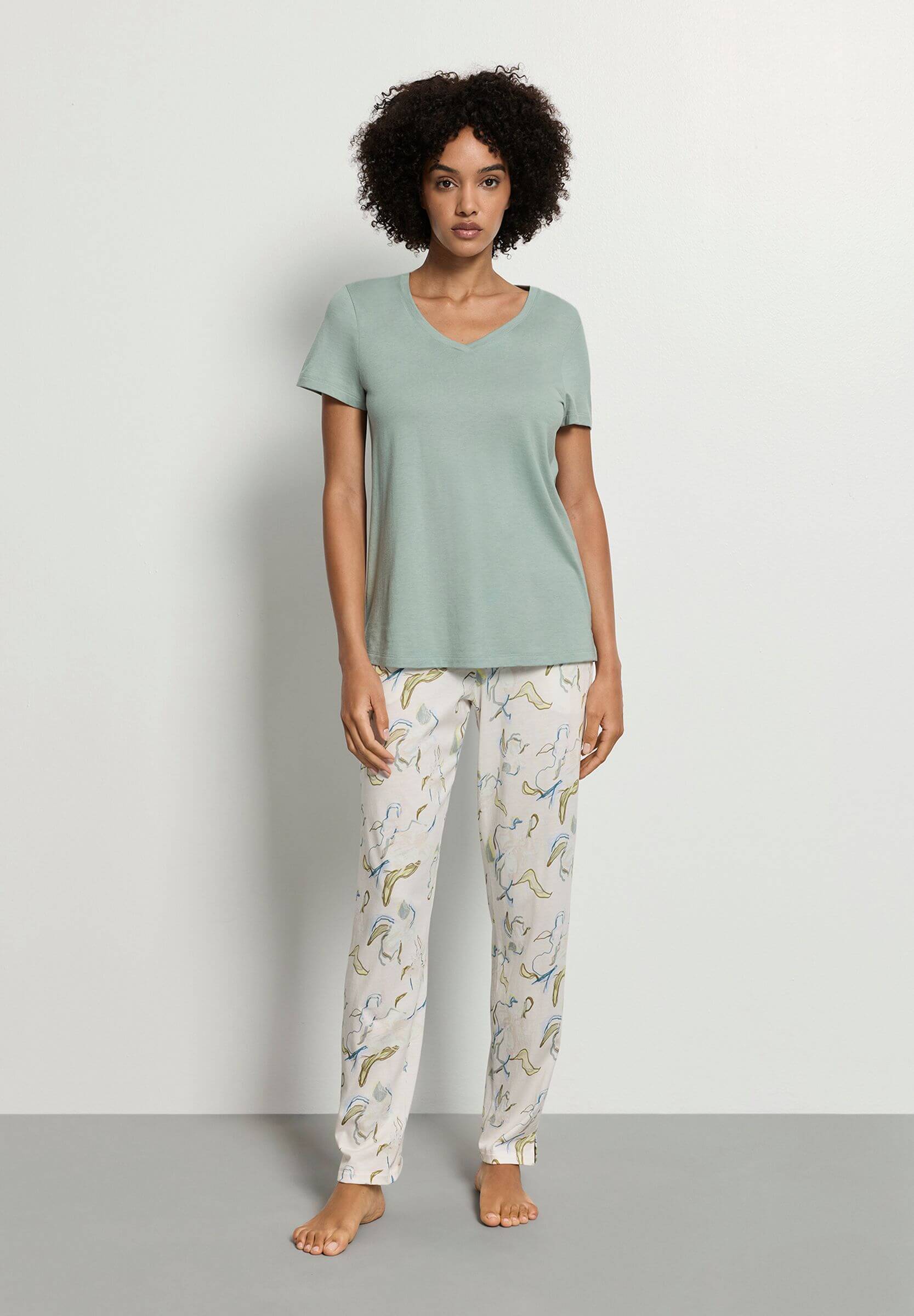 Пижамная футболка с V-образным вырезом. Цвет Зеленый (072733)