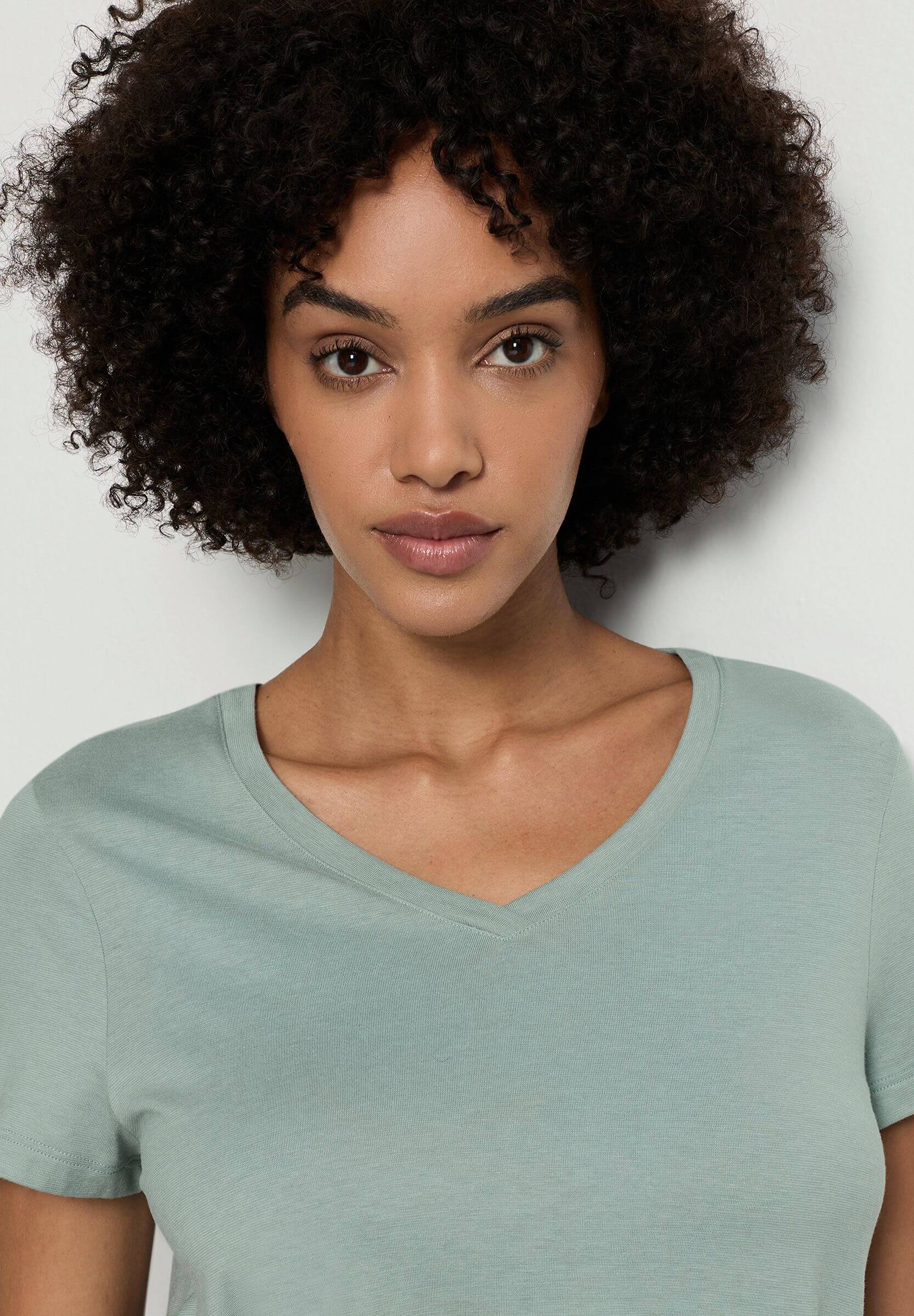 Пижамная футболка с V-образным вырезом. Цвет Зеленый (072733)