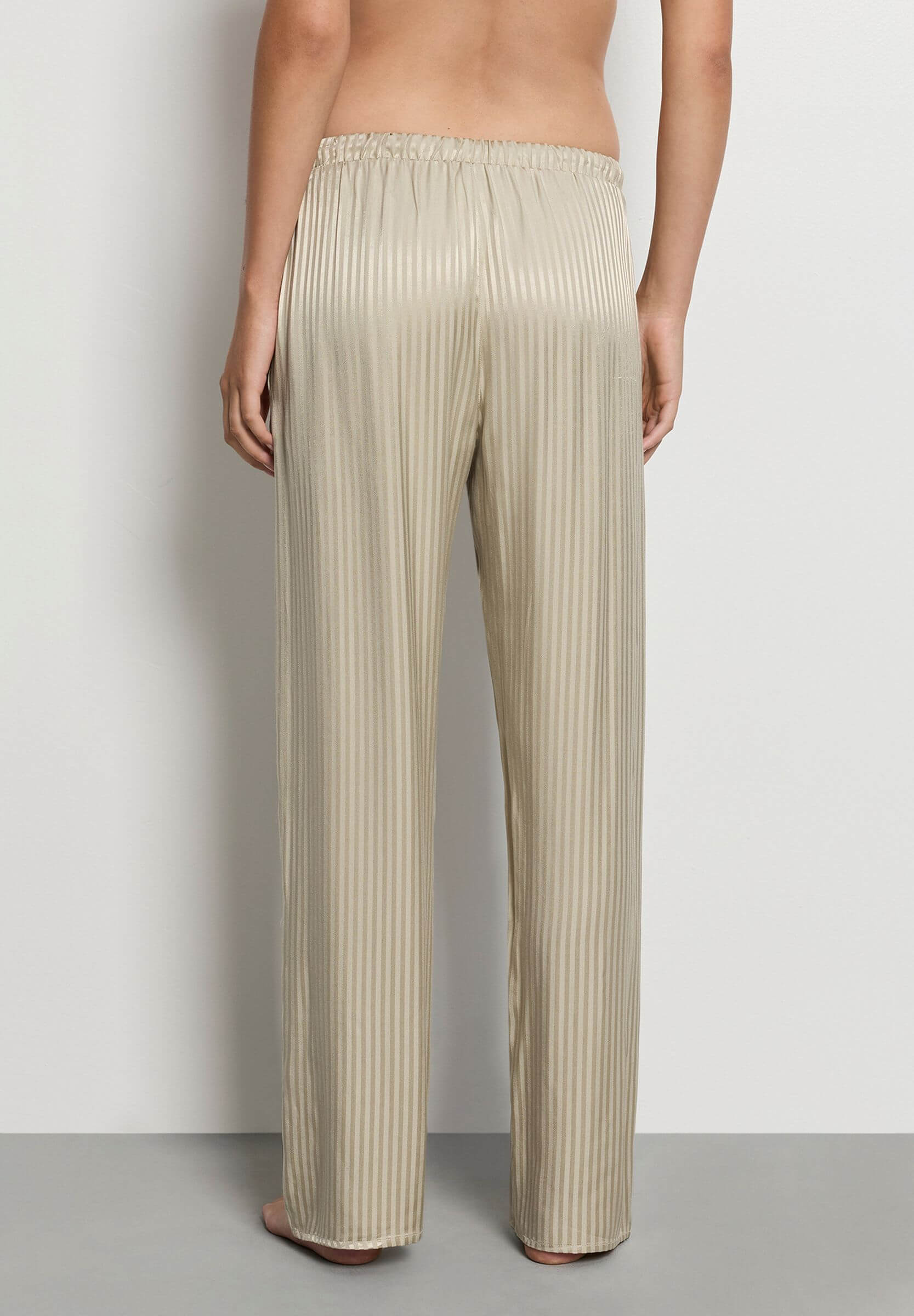 Пижамные брюки из шелковистой вискозы. Цвет Бежевый (072661)