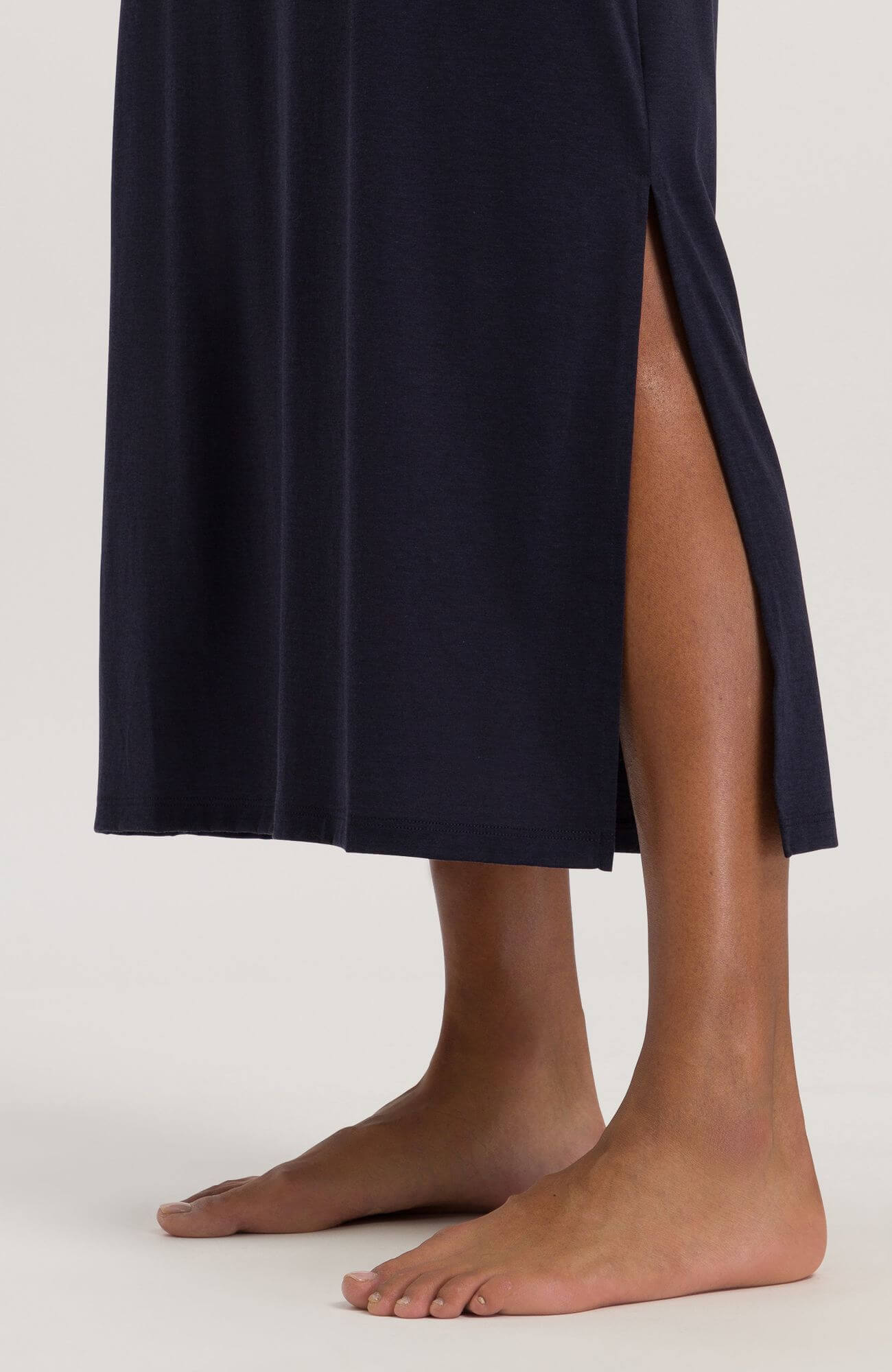 Ночная сорочка на узких бретелях. Цвет Черный (071630)