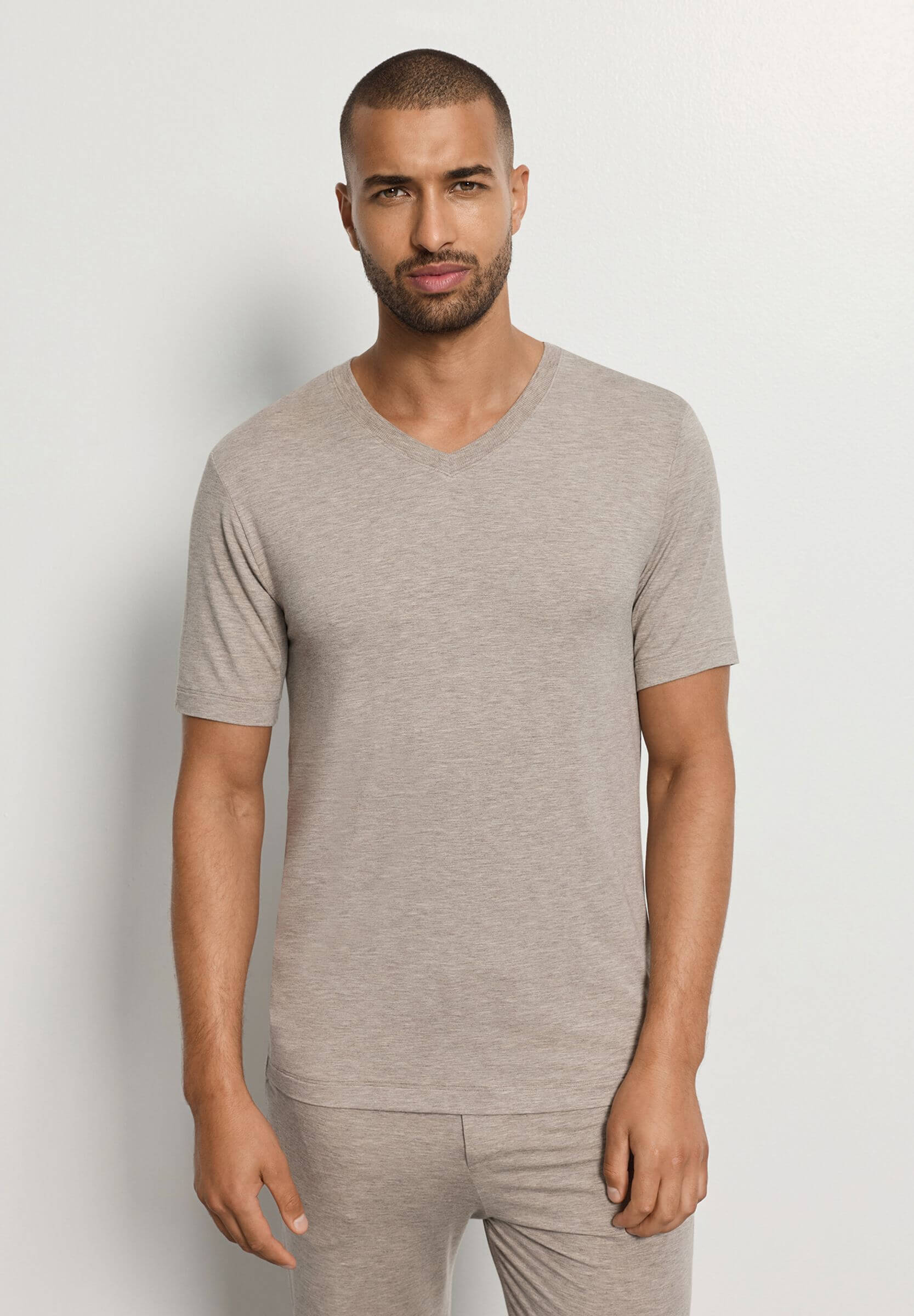 Футболка с V-образным вырезом