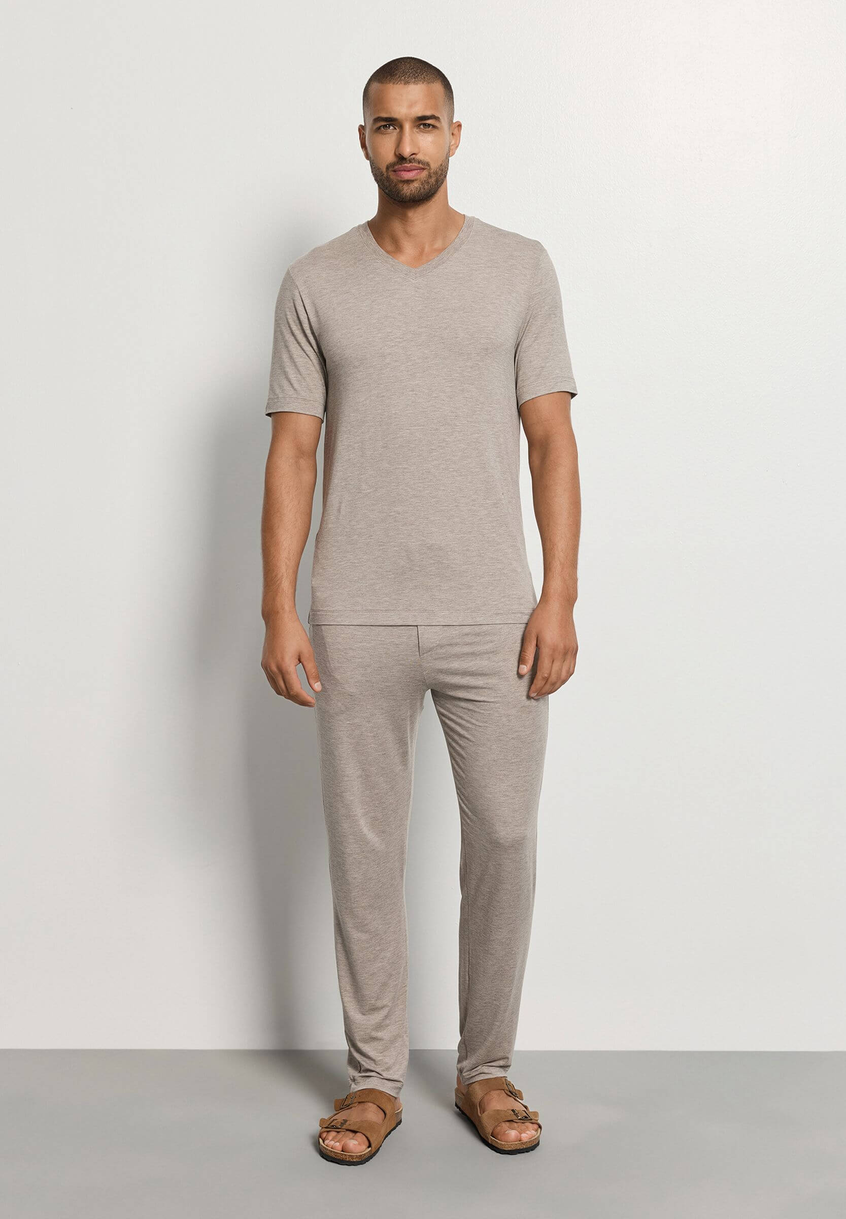 Футболка с V-образным вырезом. Цвет Бежевый (073115)