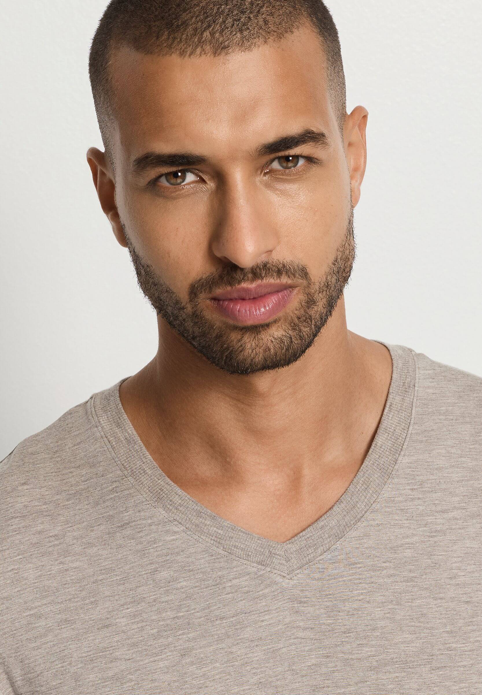 Футболка с V-образным вырезом. Цвет Бежевый (073115)