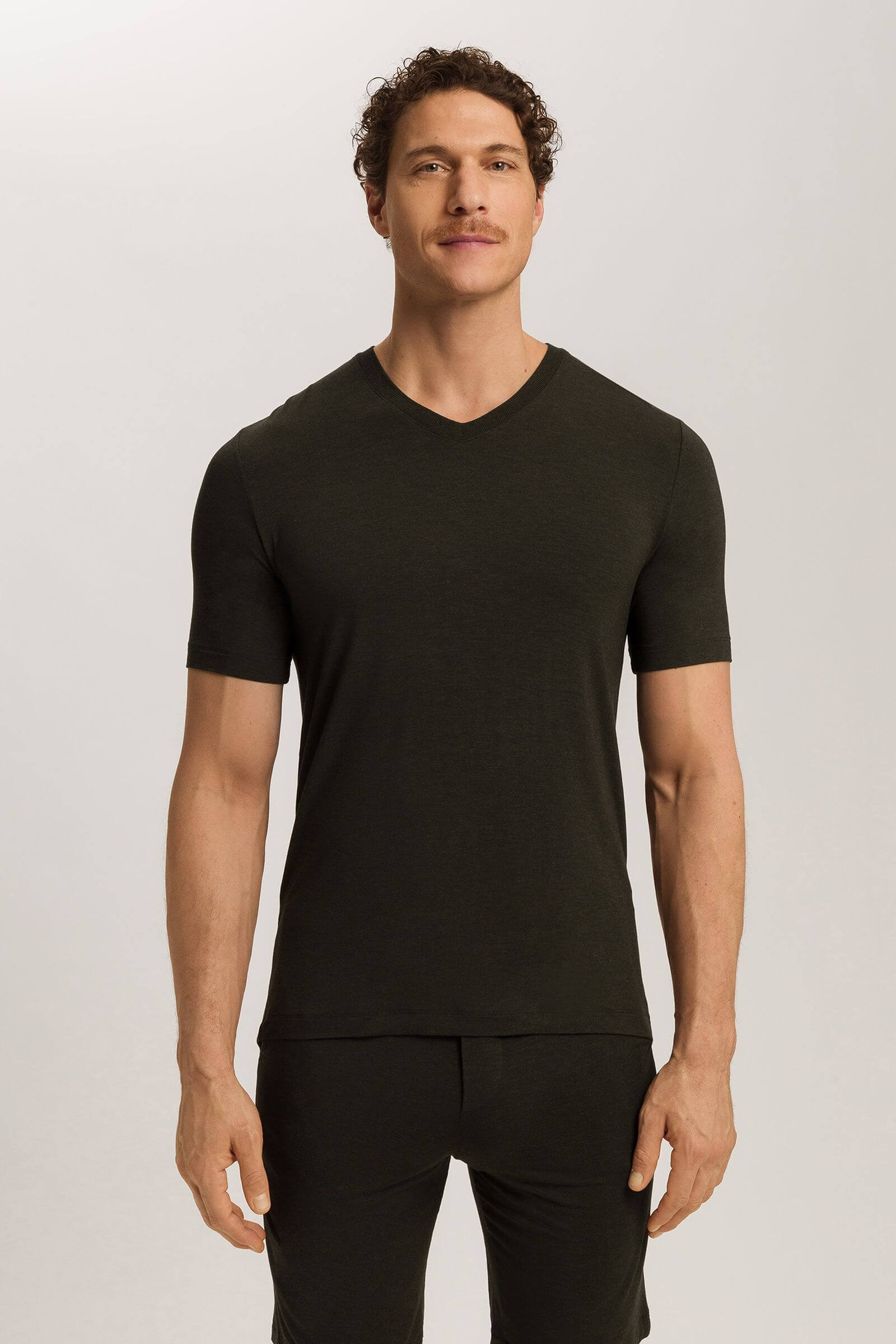 Футболка с V-образным вырезом. Цвет Черный (073044)