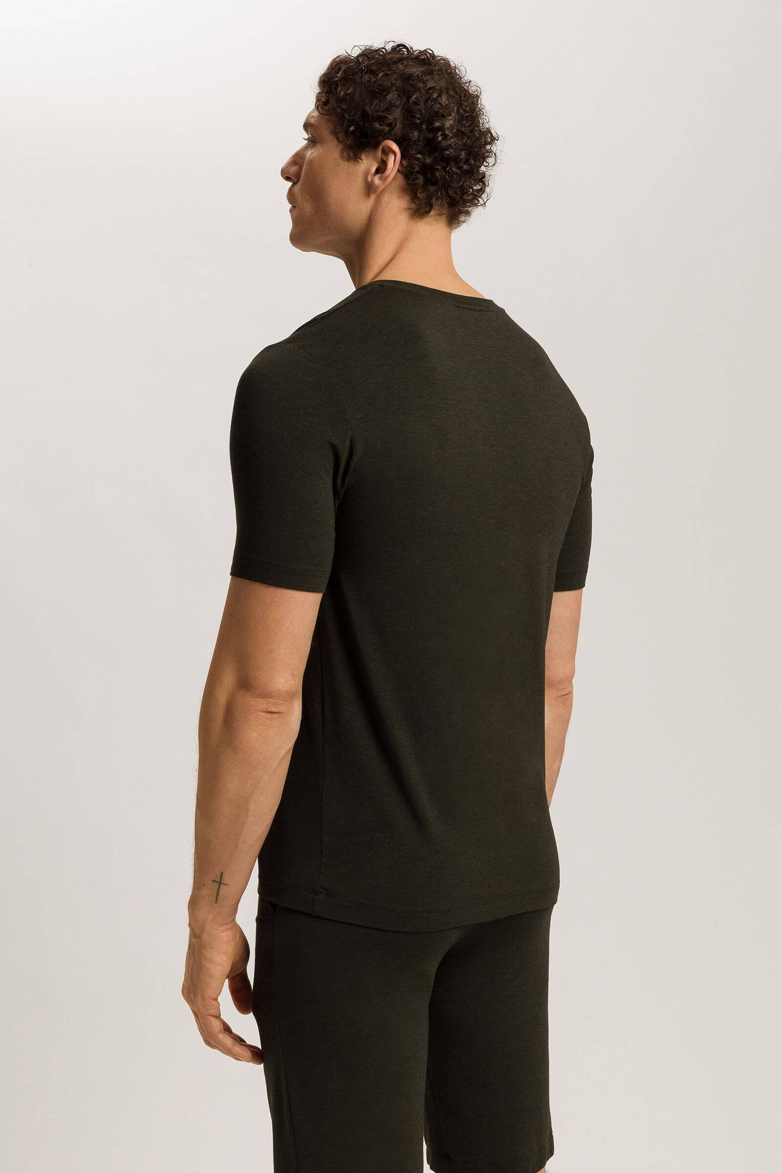 Футболка с V-образным вырезом. Цвет Черный (073044)