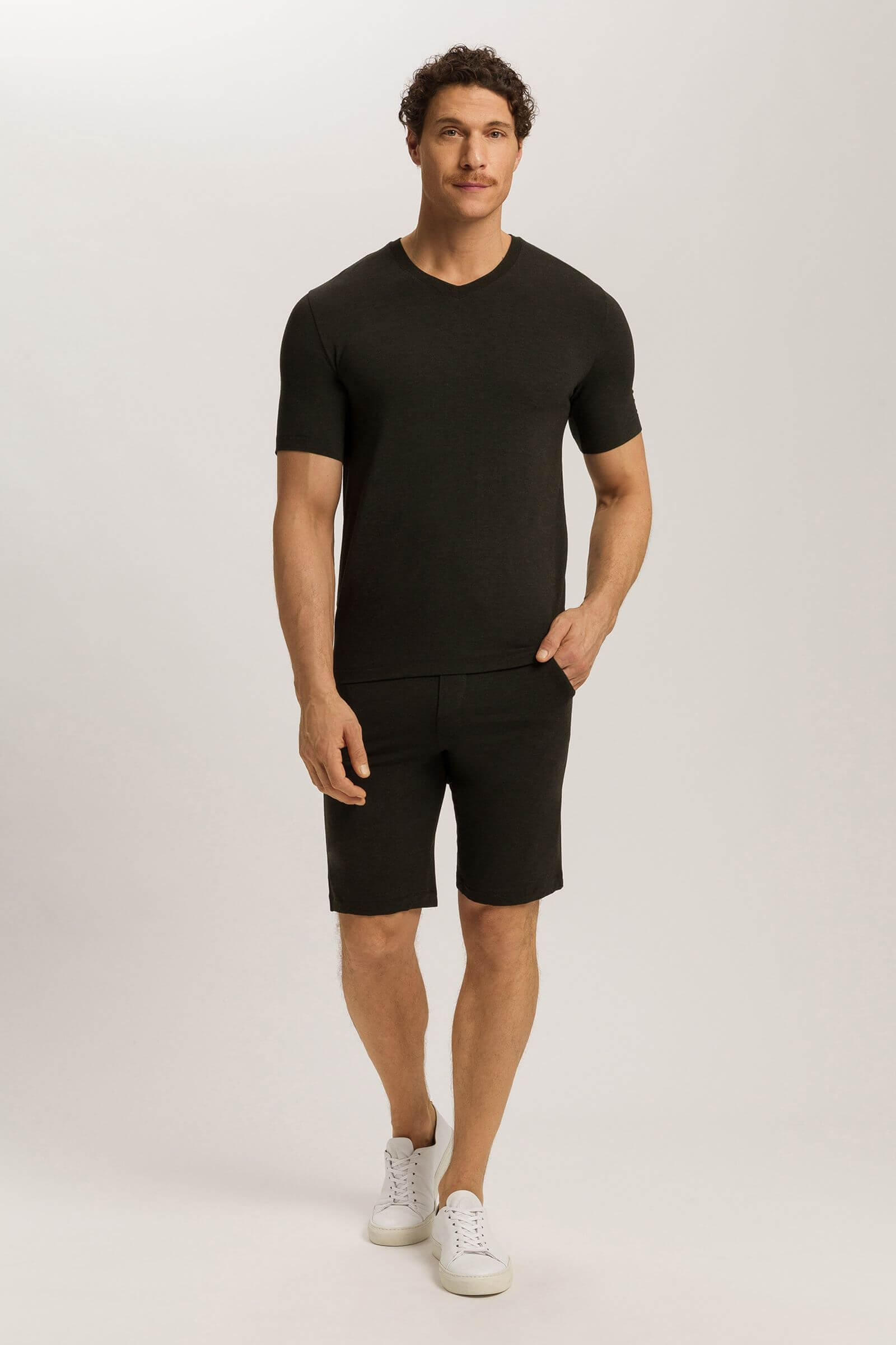 Футболка с V-образным вырезом. Цвет Черный (073044)