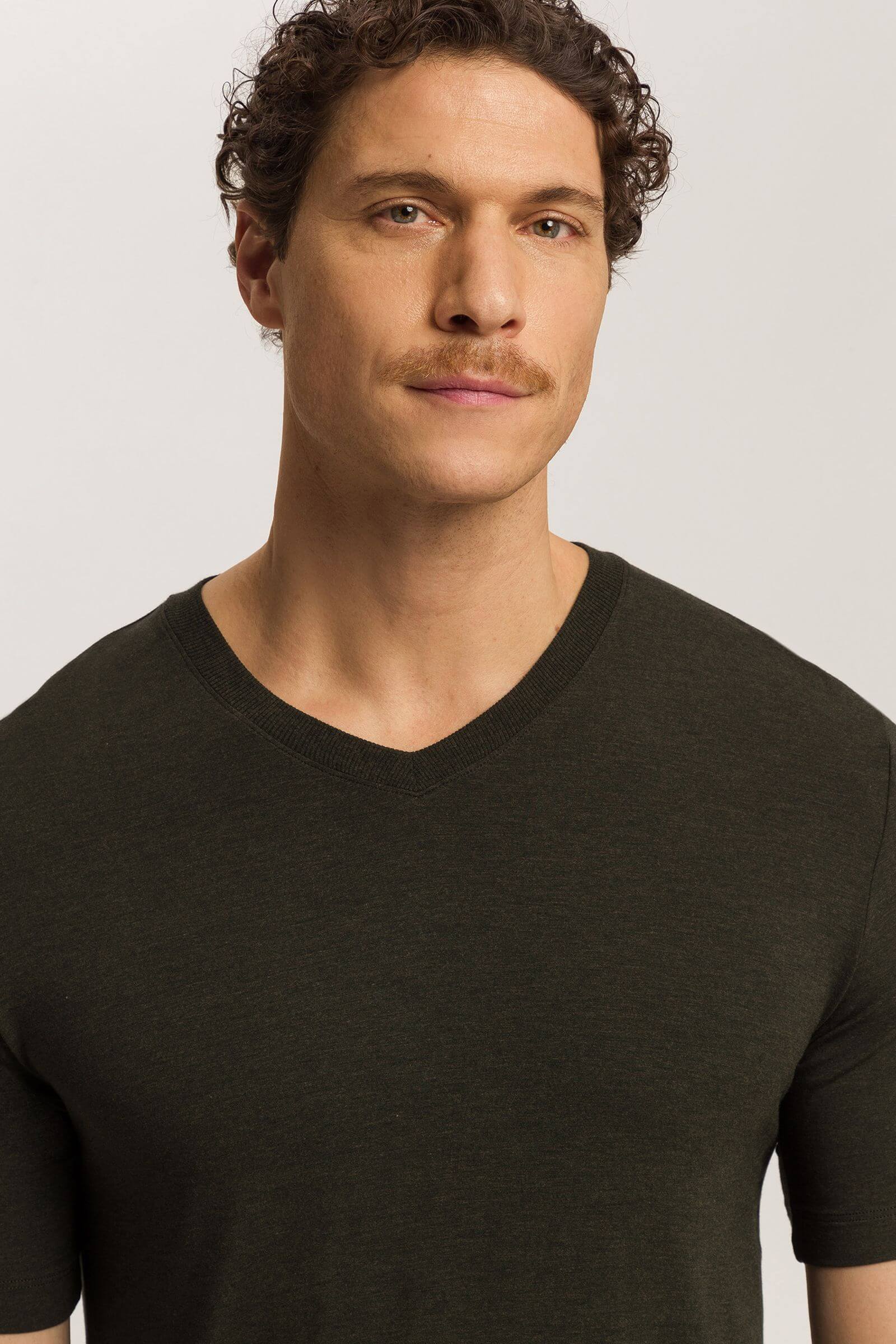 Футболка с V-образным вырезом. Цвет Черный (073044)