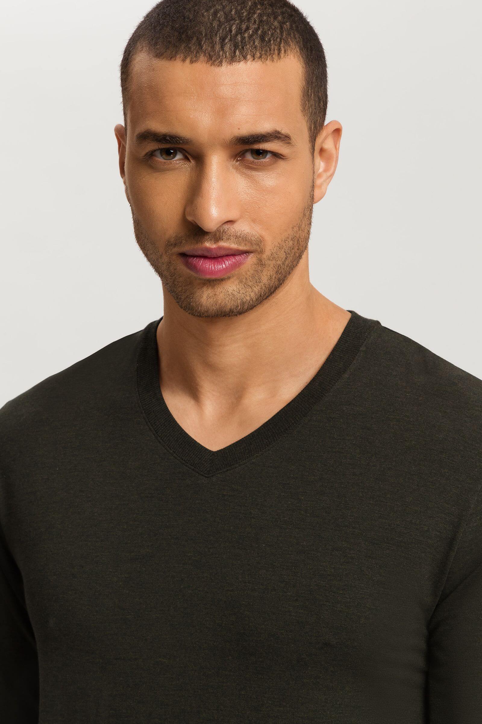 Лонгслив с V-образным вырезом. Цвет Зеленый (073044)