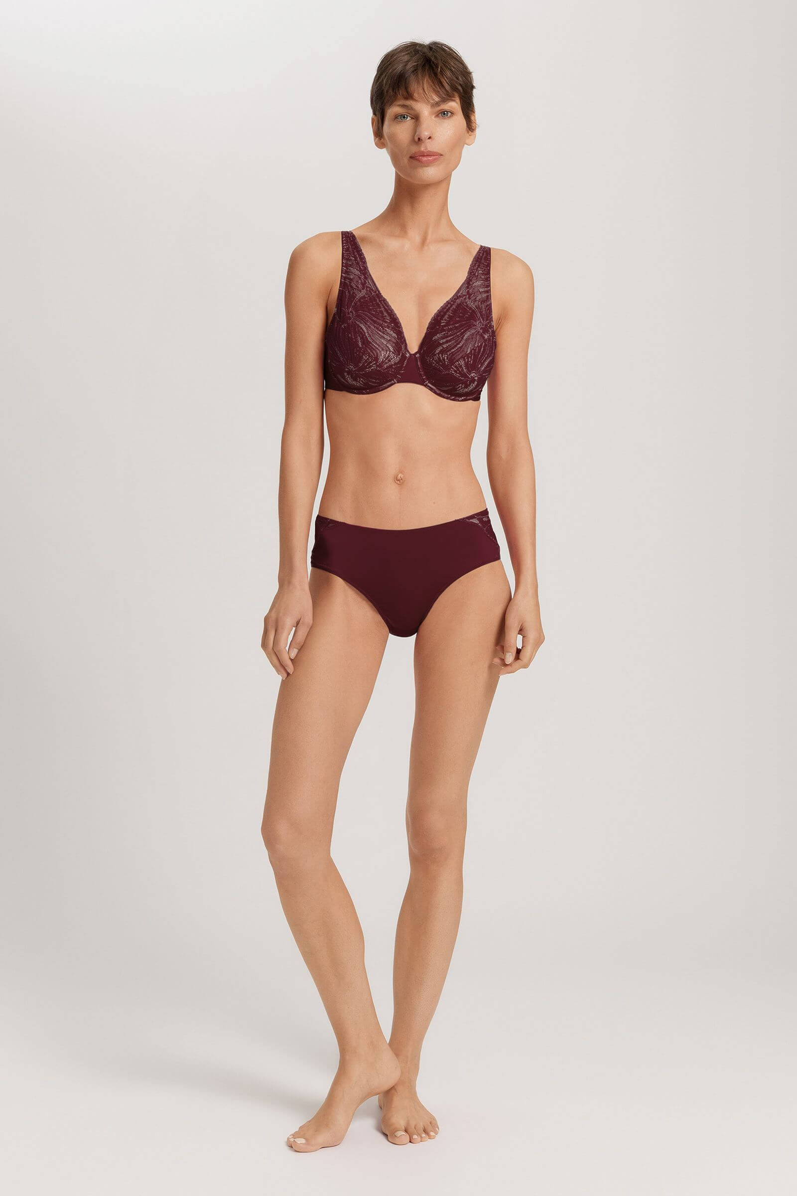 Трусы хипстеры из вискозы с кружевом. Цвет Бордовый (072421)