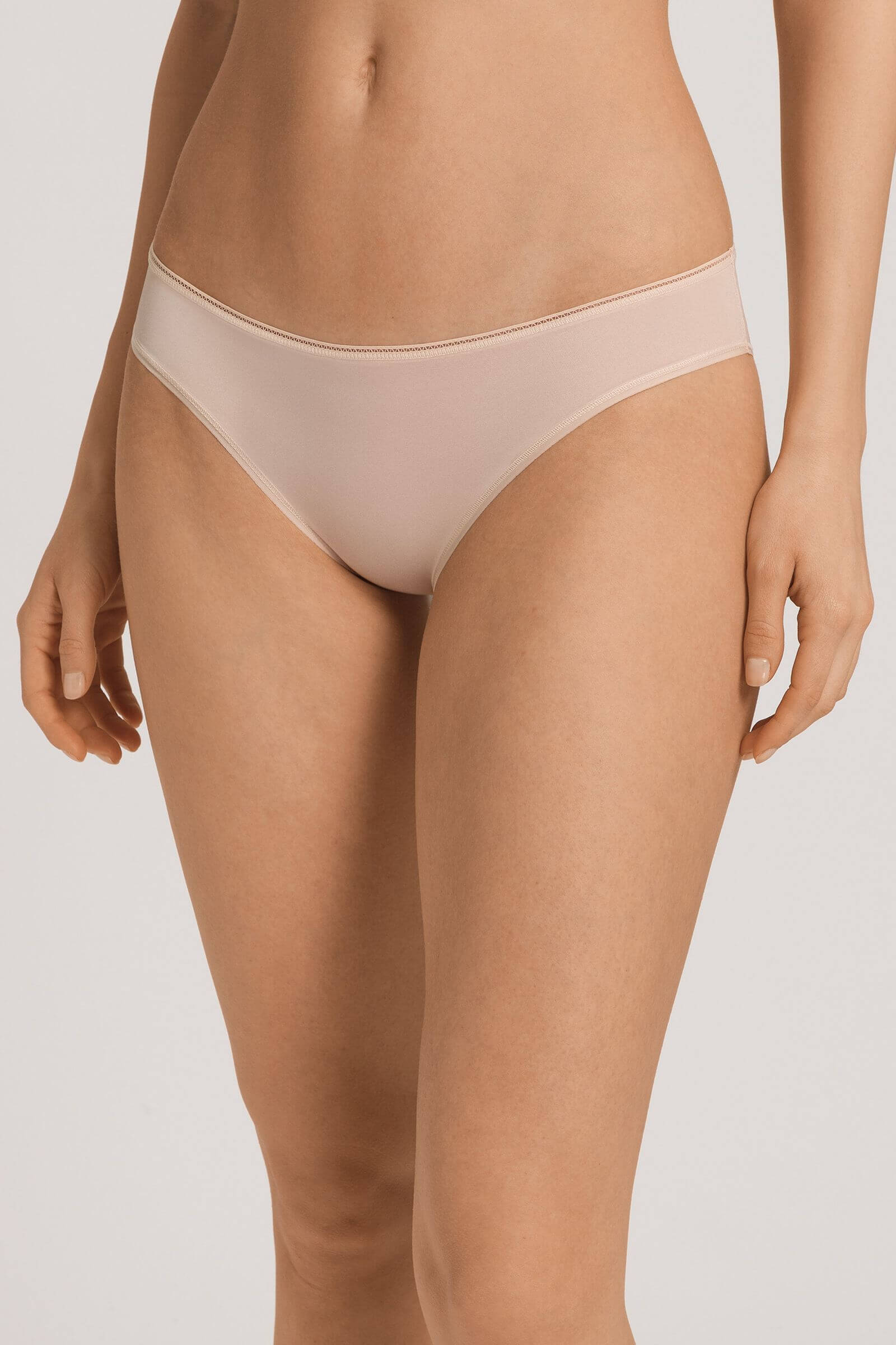 Бесшовные трусы слипы с заниженной посадкой. Цвет Бежевый (070274)