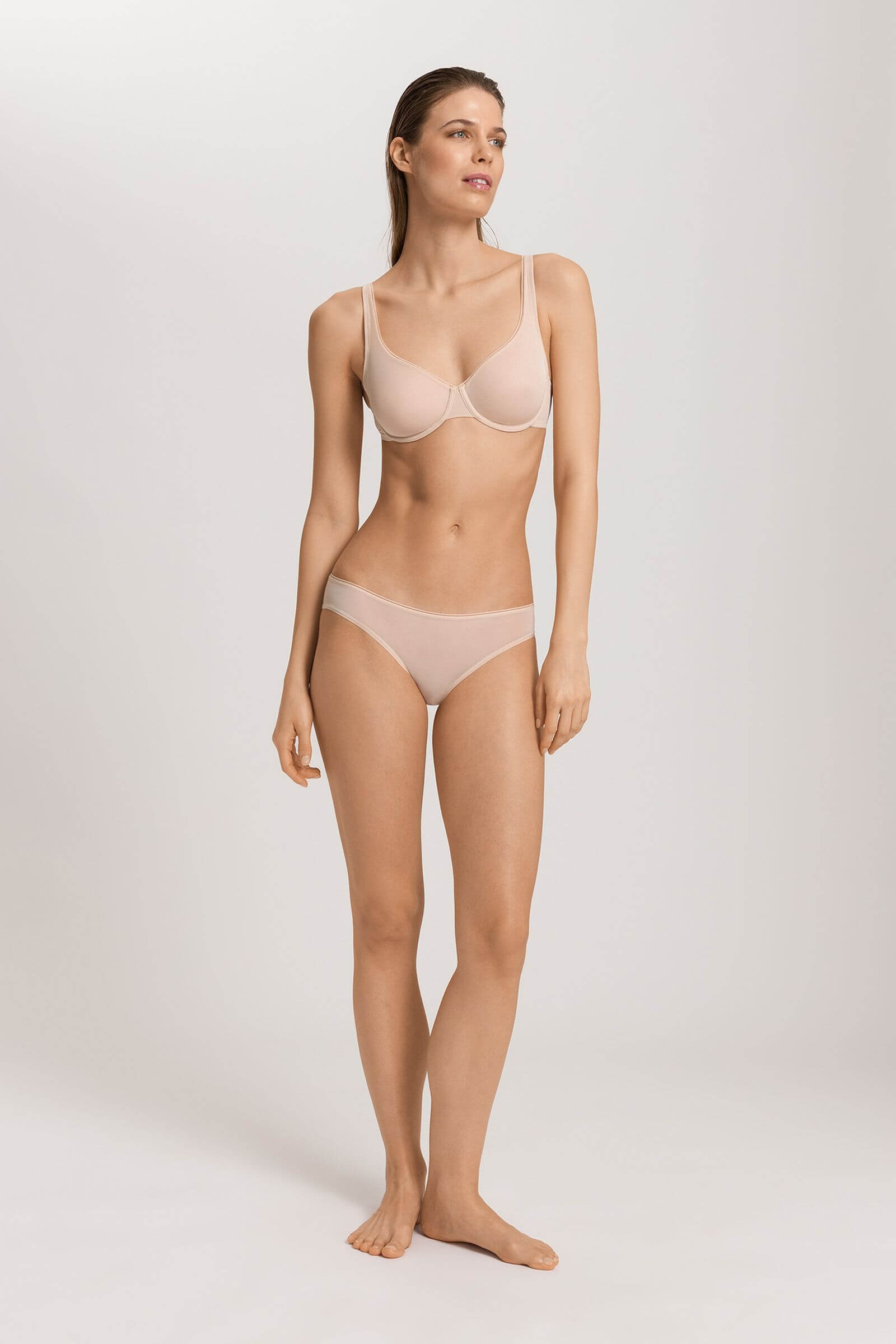 Бесшовные трусы слипы с заниженной посадкой. Цвет Бежевый (070274)