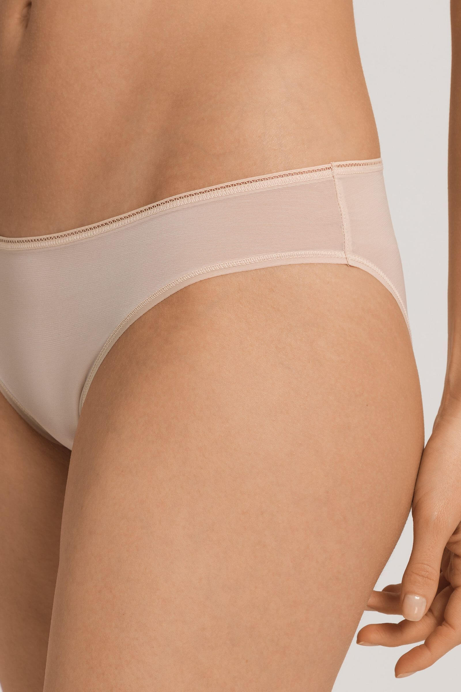 Бесшовные трусы слипы с заниженной посадкой. Цвет Бежевый (070274)