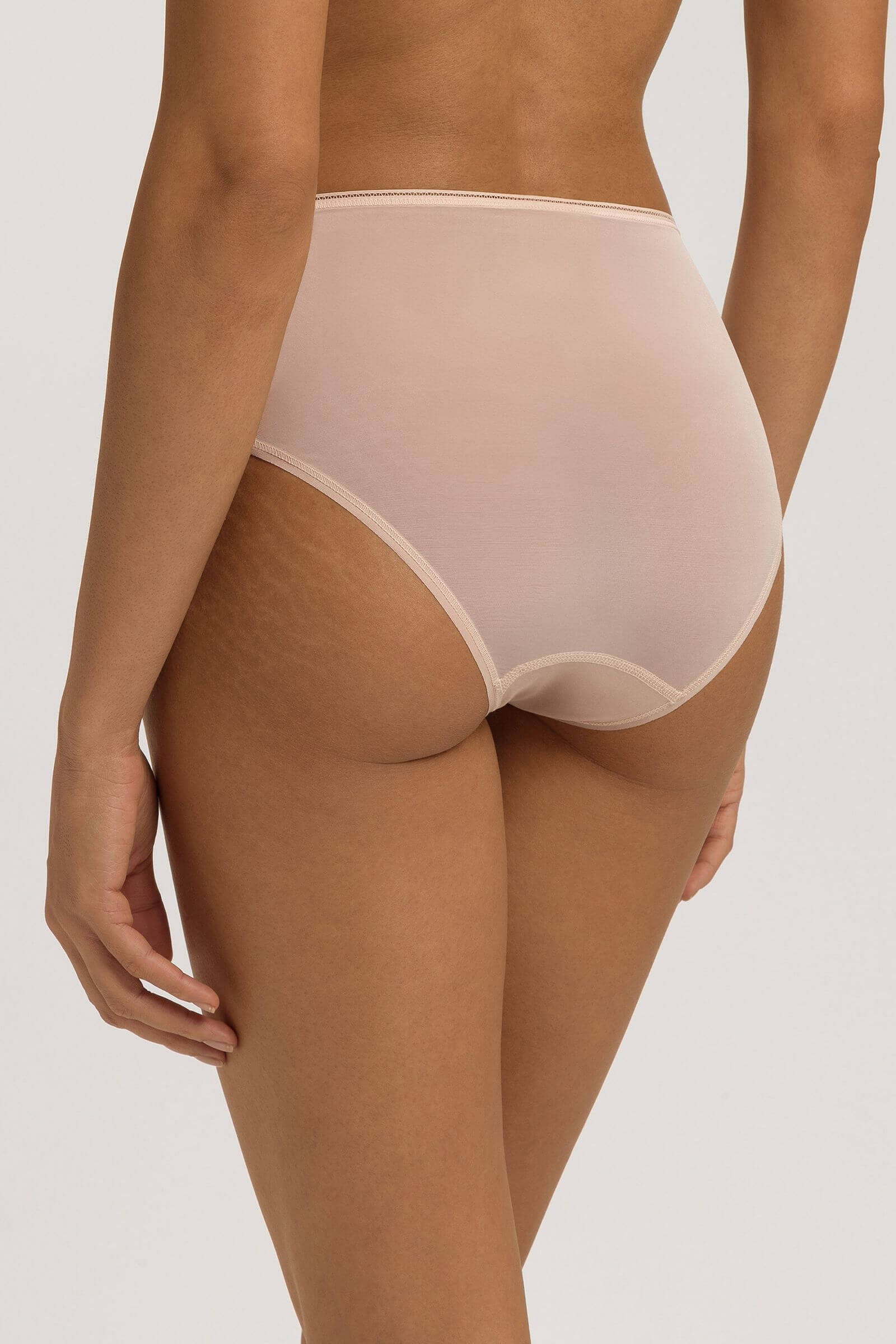 Бесшовные трусы хипстеры с классической посадкой. Цвет Бежевый (070274)