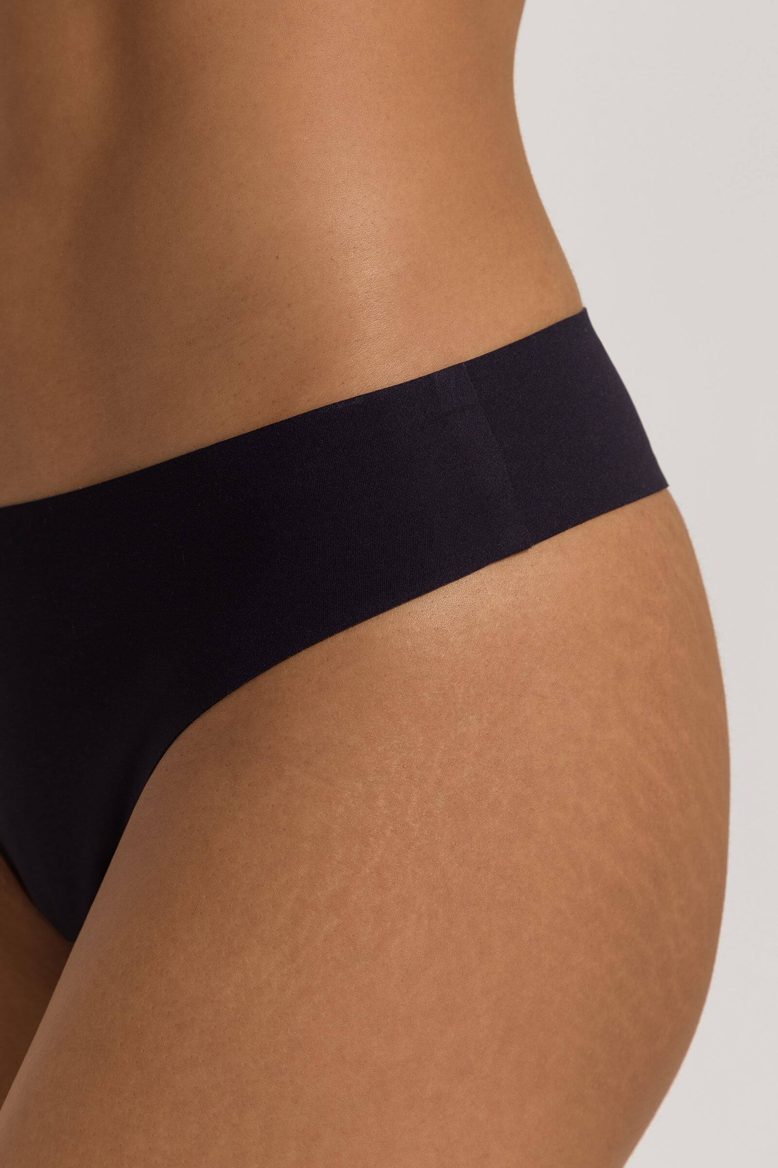 Бесшовные трусы танга. Цвет Черный (070019)