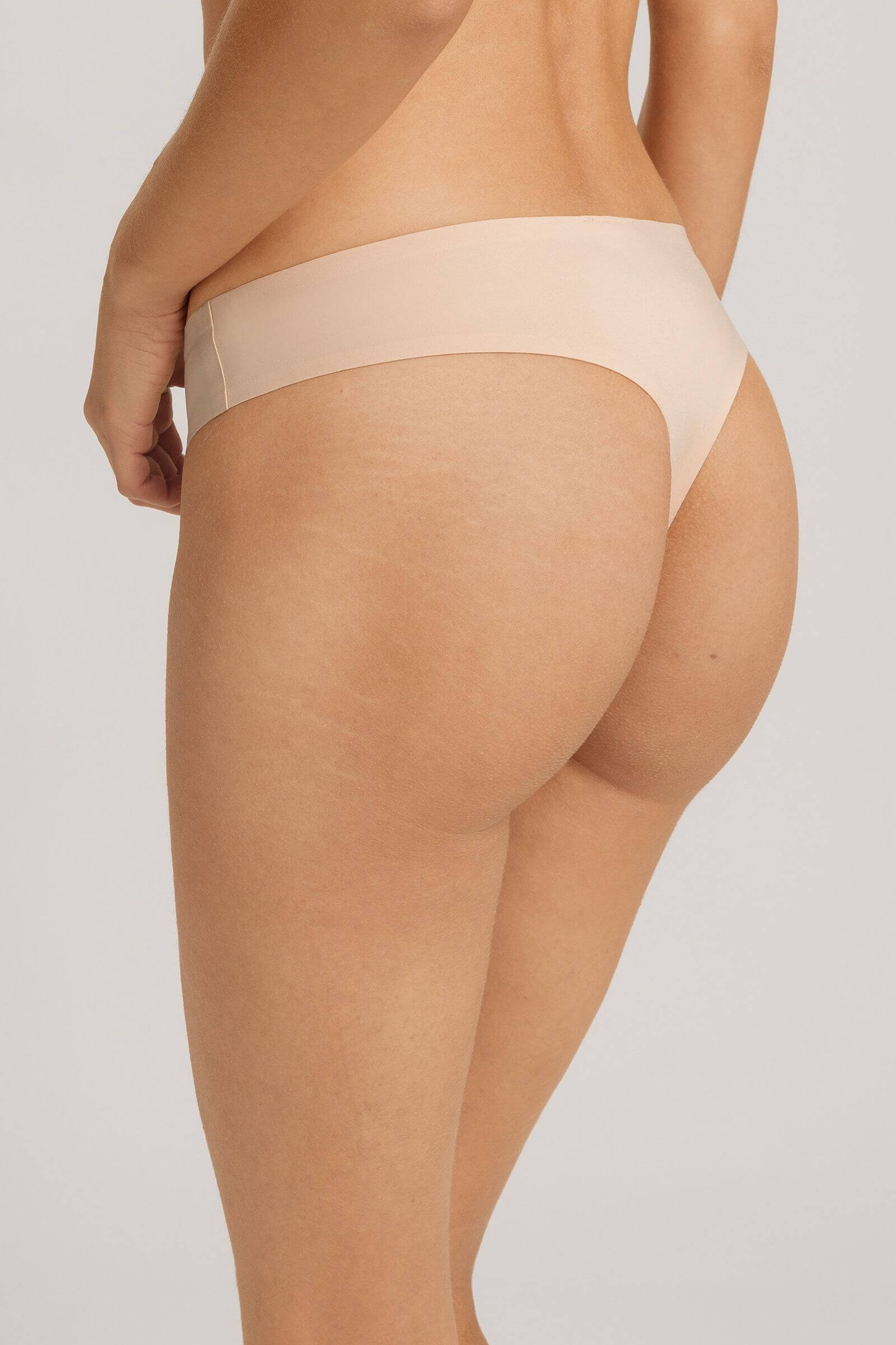 Бесшовные трусы танга. Цвет Бежевый (070274)