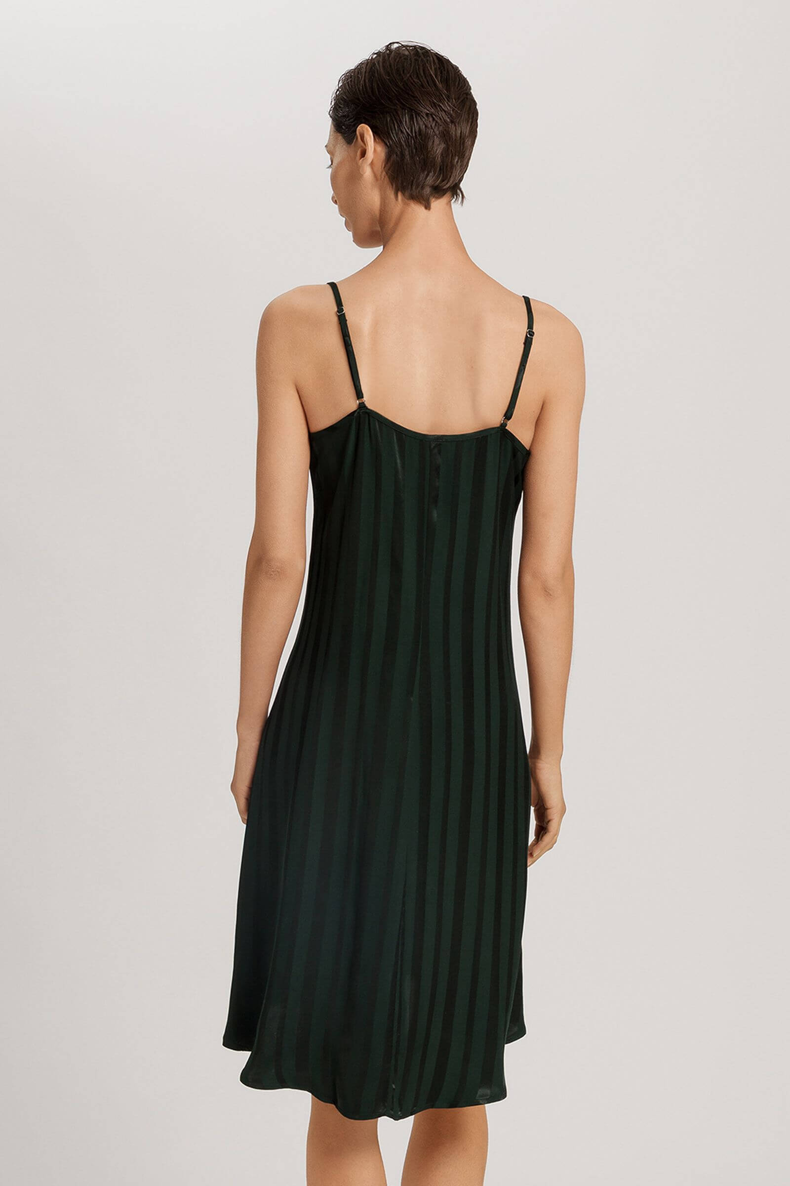 Ночная сорочка из 100% вискозы. Цвет Черный (072709)