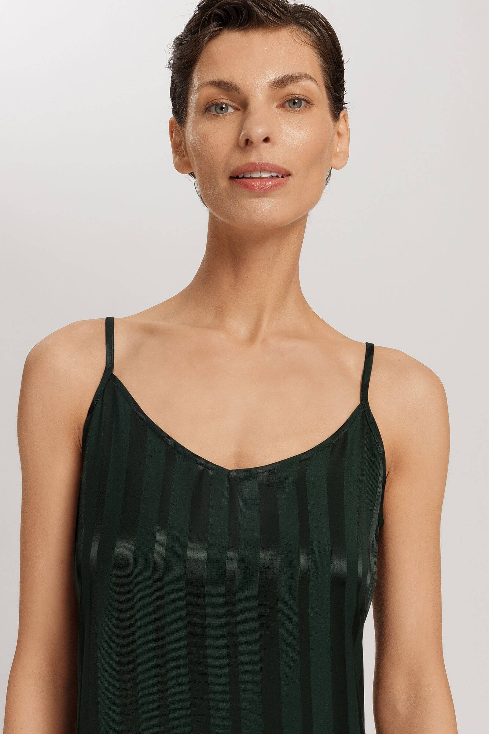 Ночная сорочка из 100% вискозы. Цвет Черный (072709)