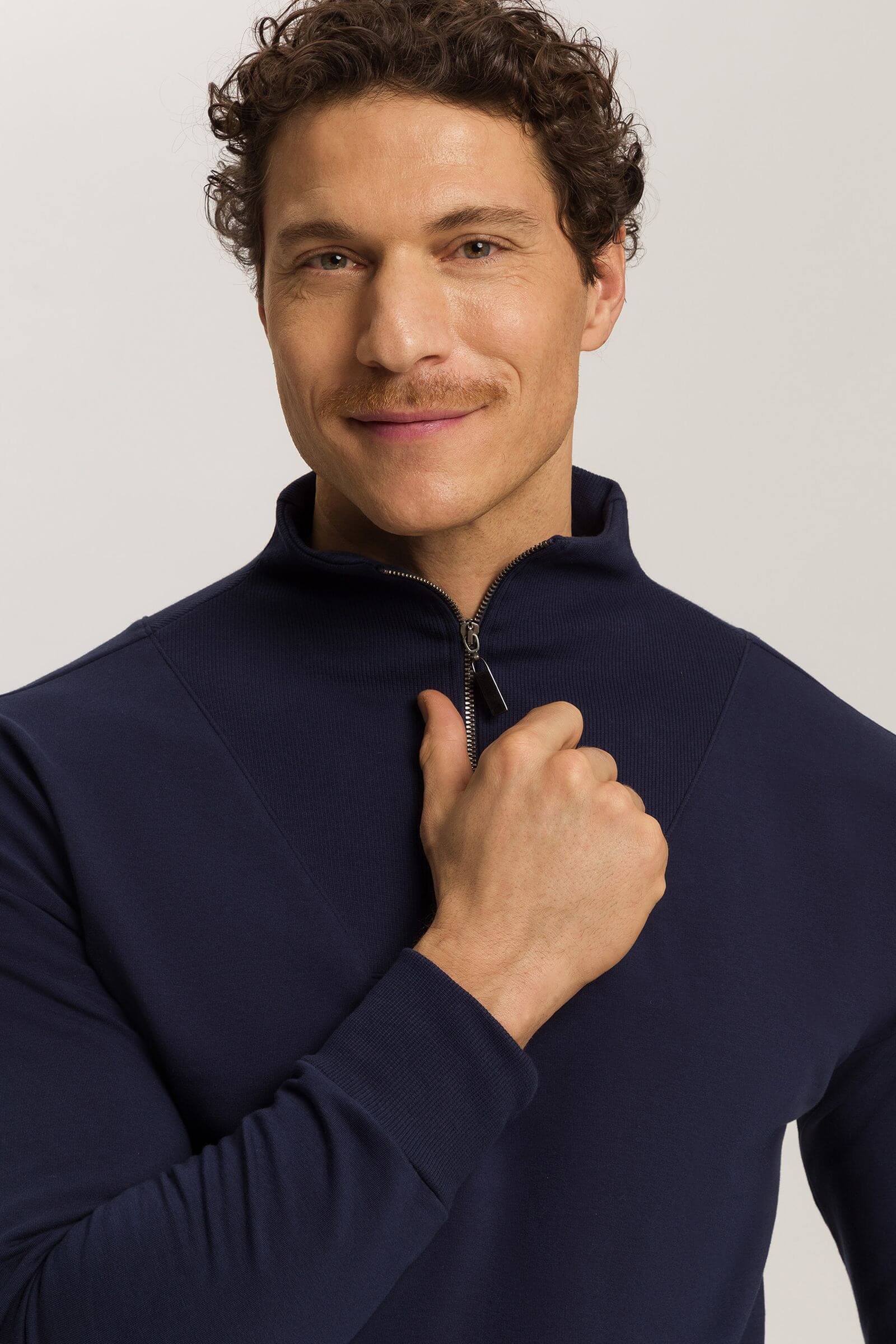 Хлопковый свитшот с воротником на молнии. Цвет Синий (071610)