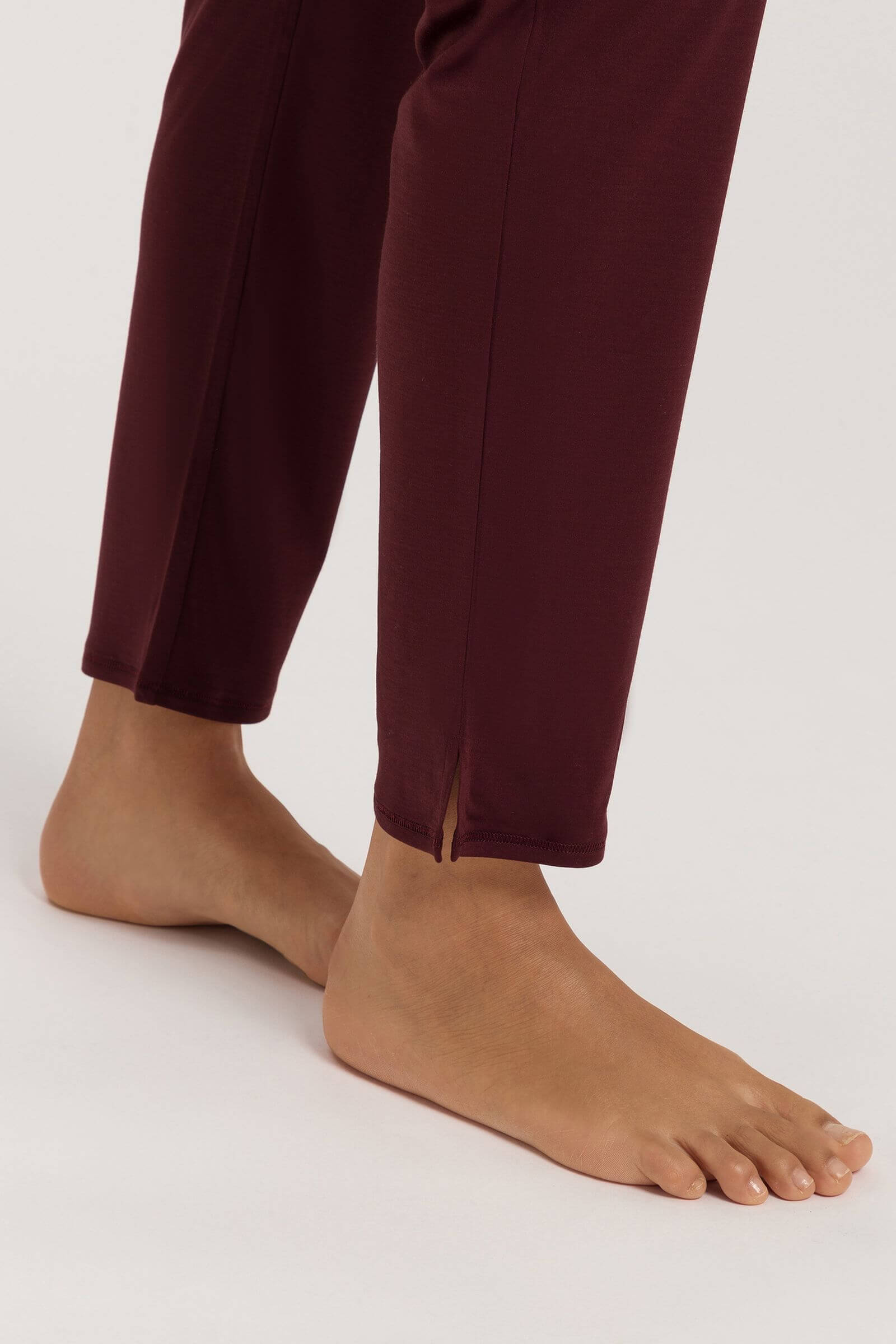 Брюки из микромодала и шелка с разрезами снизу. Цвет Бордовый (072421)