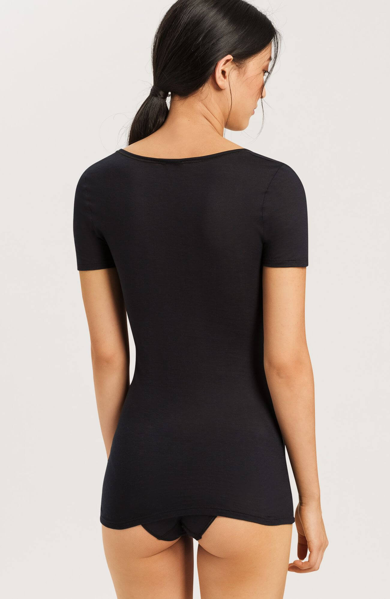 Футболка с глубоким вырезом. Цвет Черный (070019)