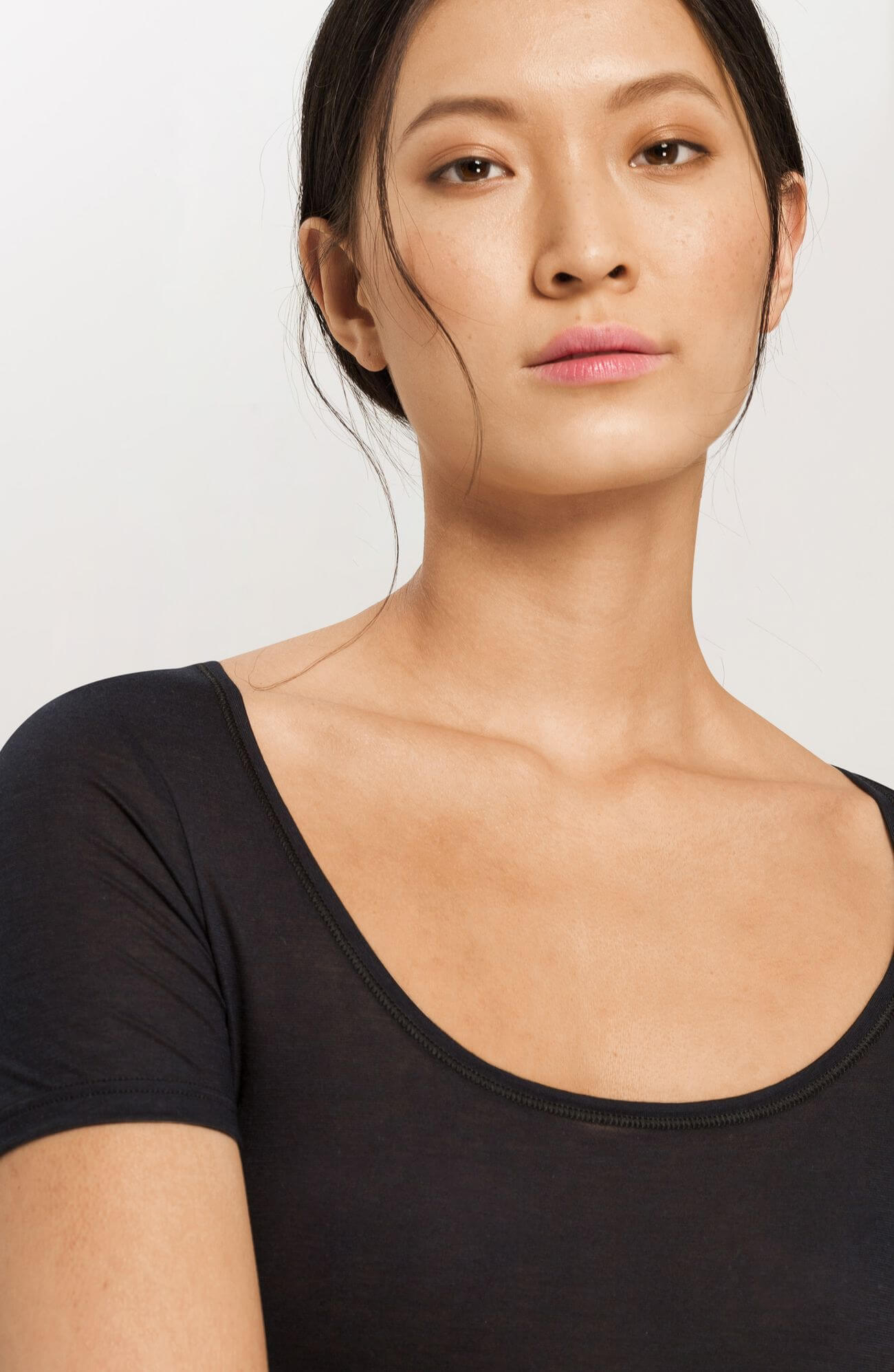 Футболка с глубоким вырезом. Цвет Черный (070019)