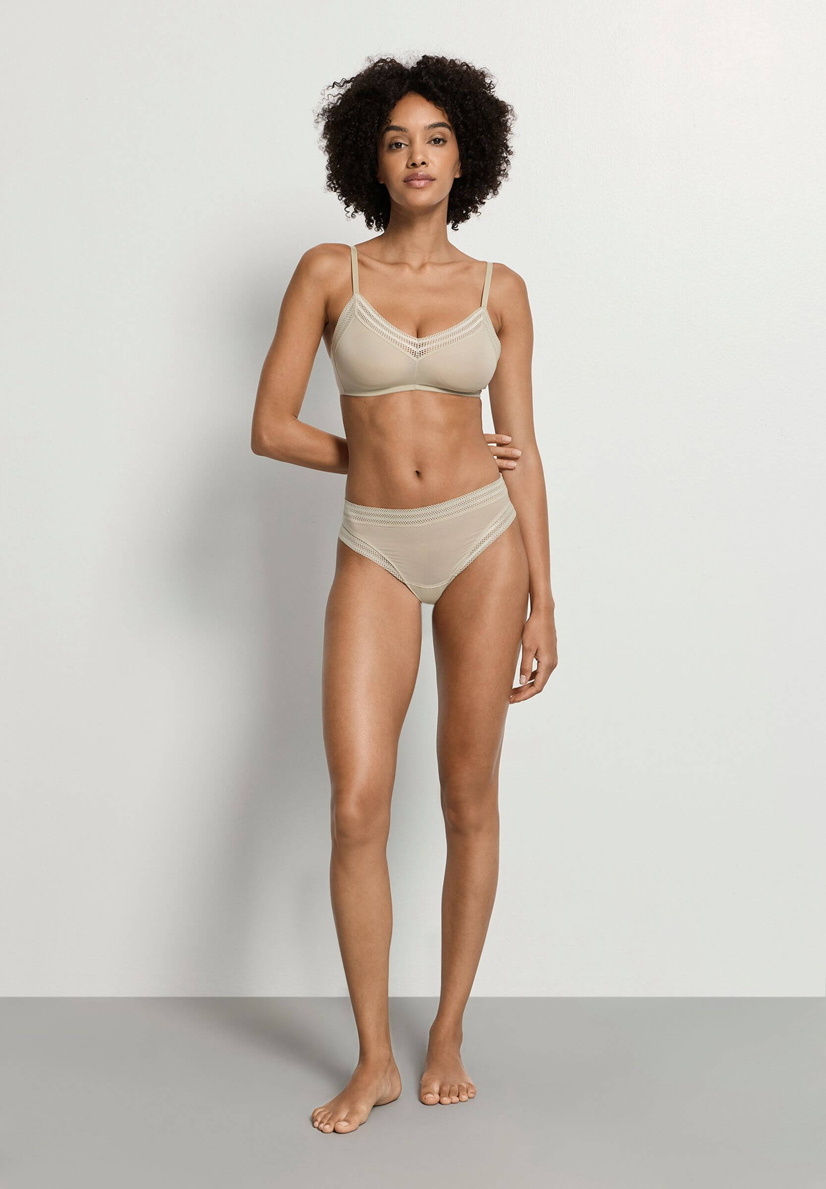 Бесшовный бюстгальтер-топ с мягкими чашками. Цвет Бежевый (072661)