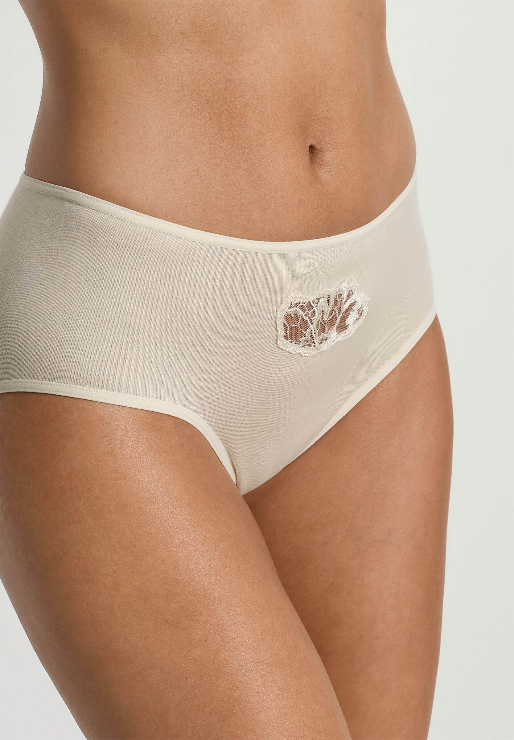 Хлопковые трусы хипстеры с 3D вышивкой. Цвет Кремовый (072811)