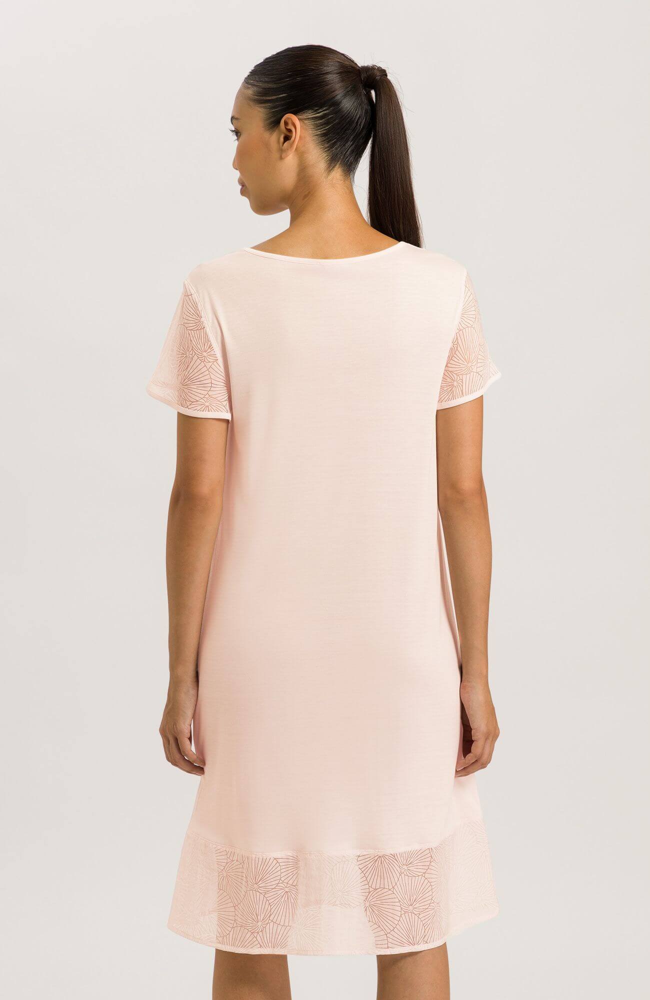 Ночная сорочка с цветочной вышивкой. Цвет Пудровый (071348)