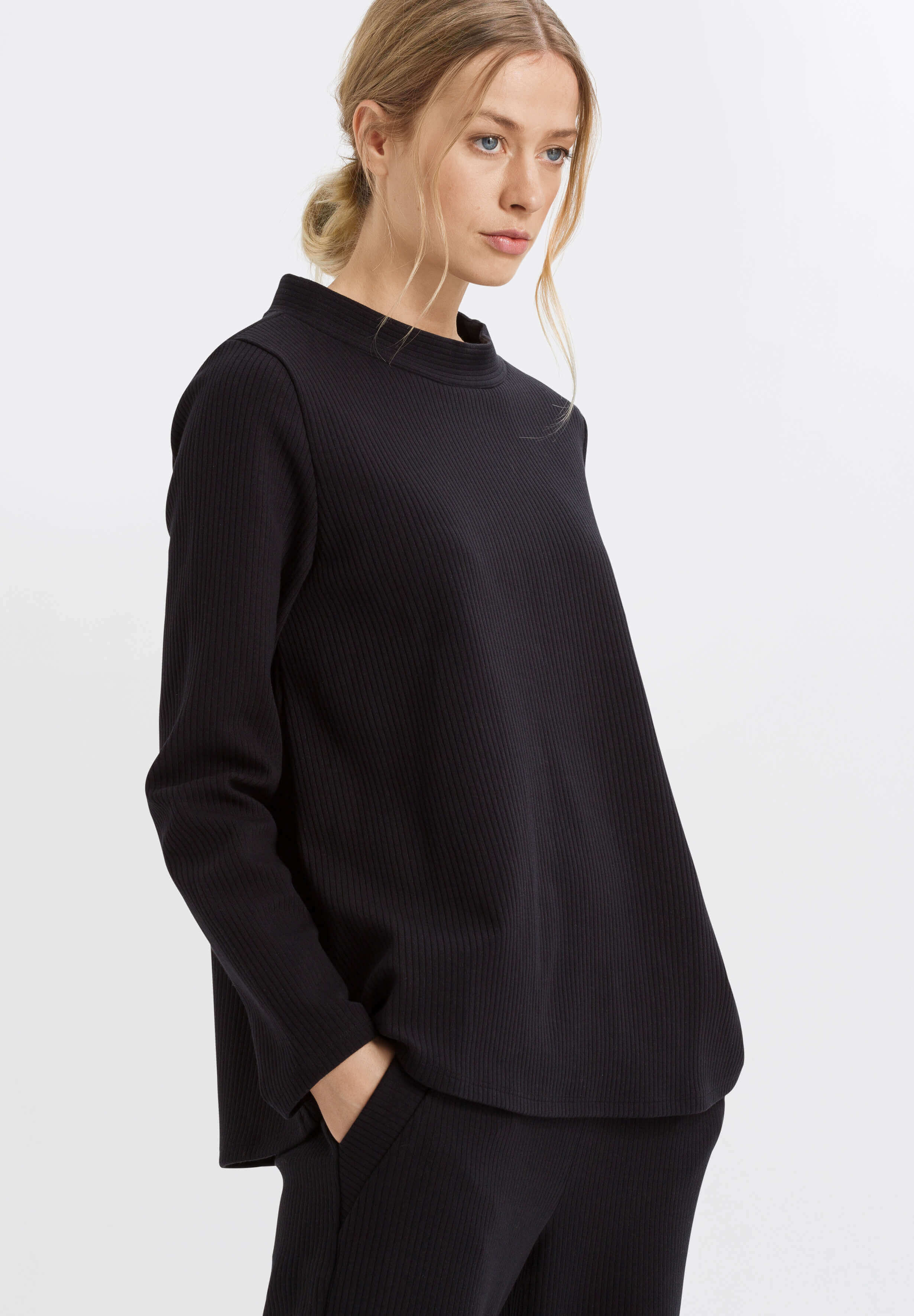 Джемпер с воротником-воронкой. Цвет Черный (072198)