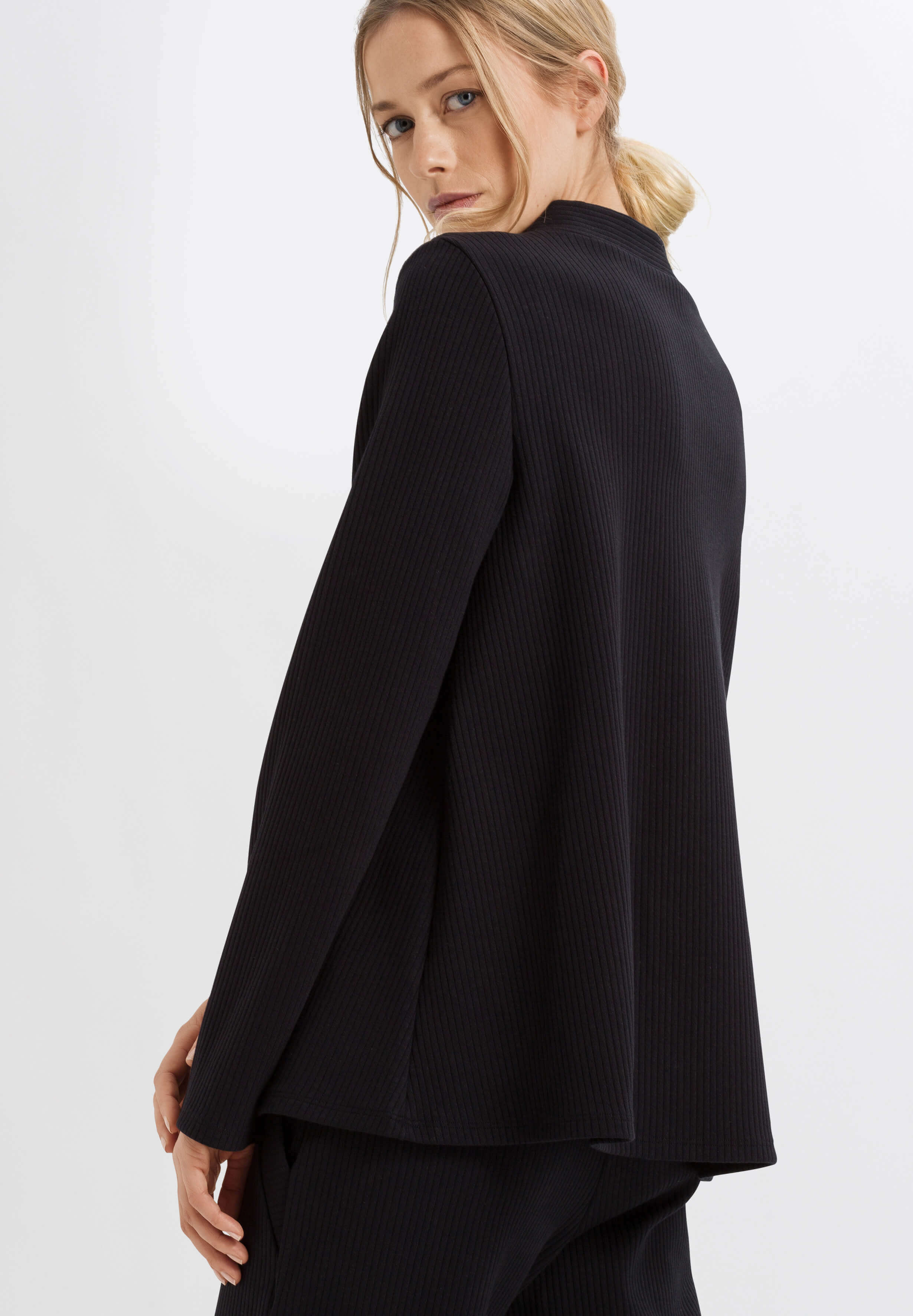 Джемпер с воротником-воронкой. Цвет Черный (072198)