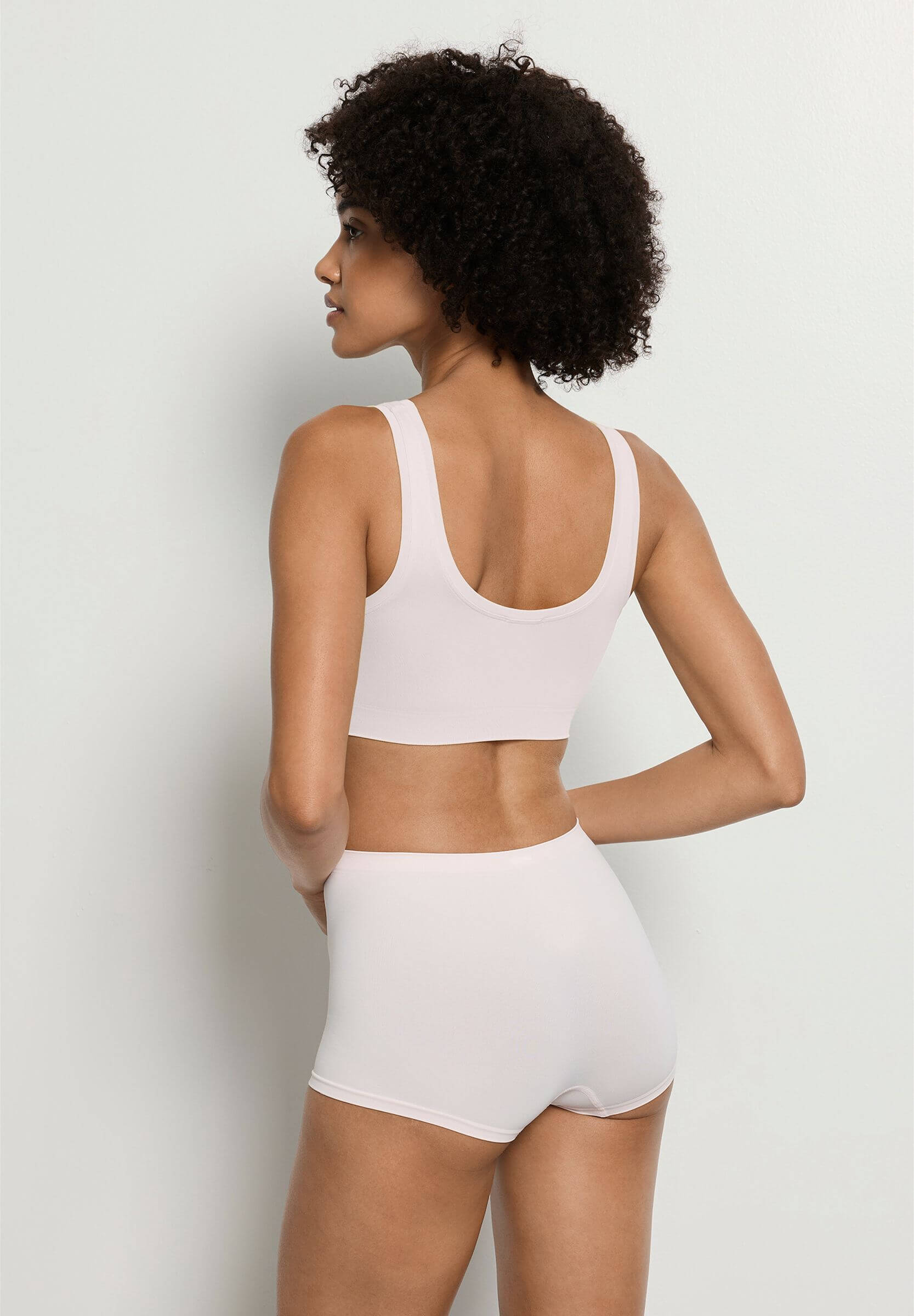 Бесшовный кроп-топ из нежной микрофибры. Цвет Пудровый (071347)