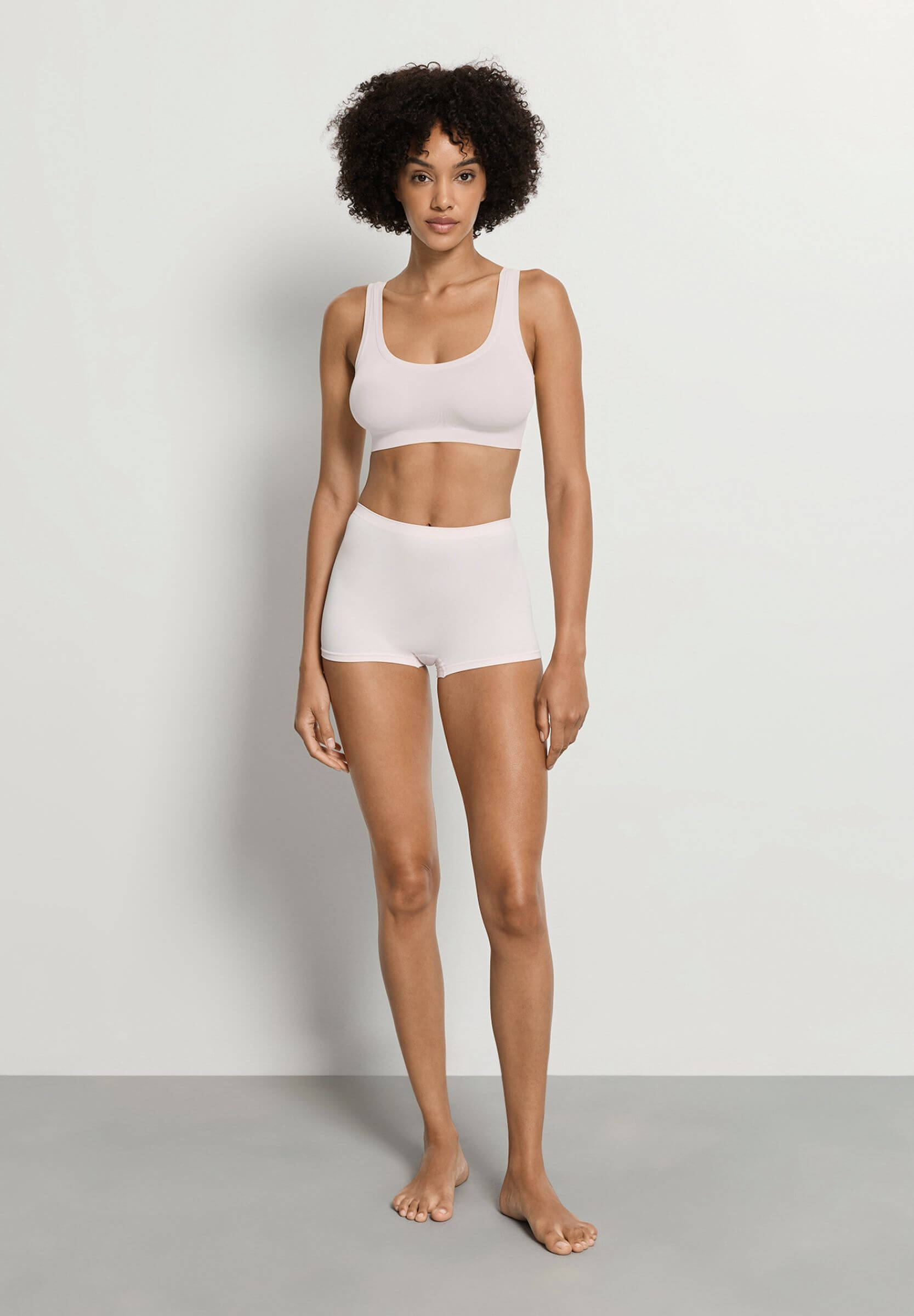 Бесшовный кроп-топ из нежной микрофибры. Цвет Пудровый (071347)