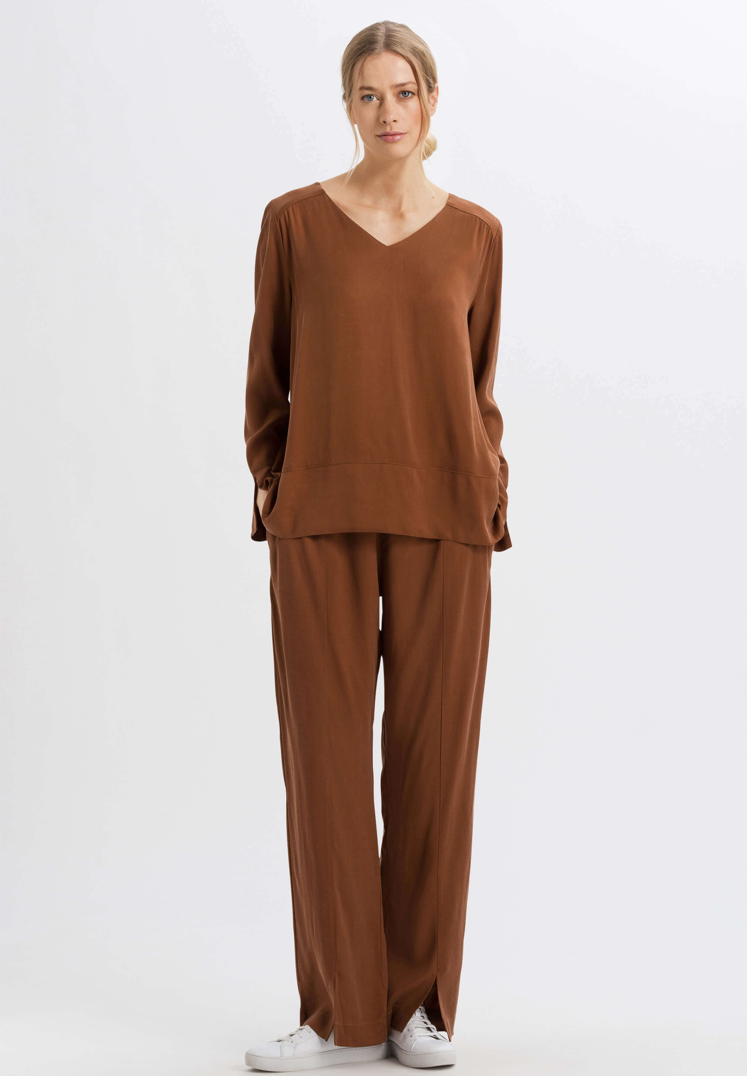 Блузка с V-образным вырезом. Цвет Коричневый (071782)