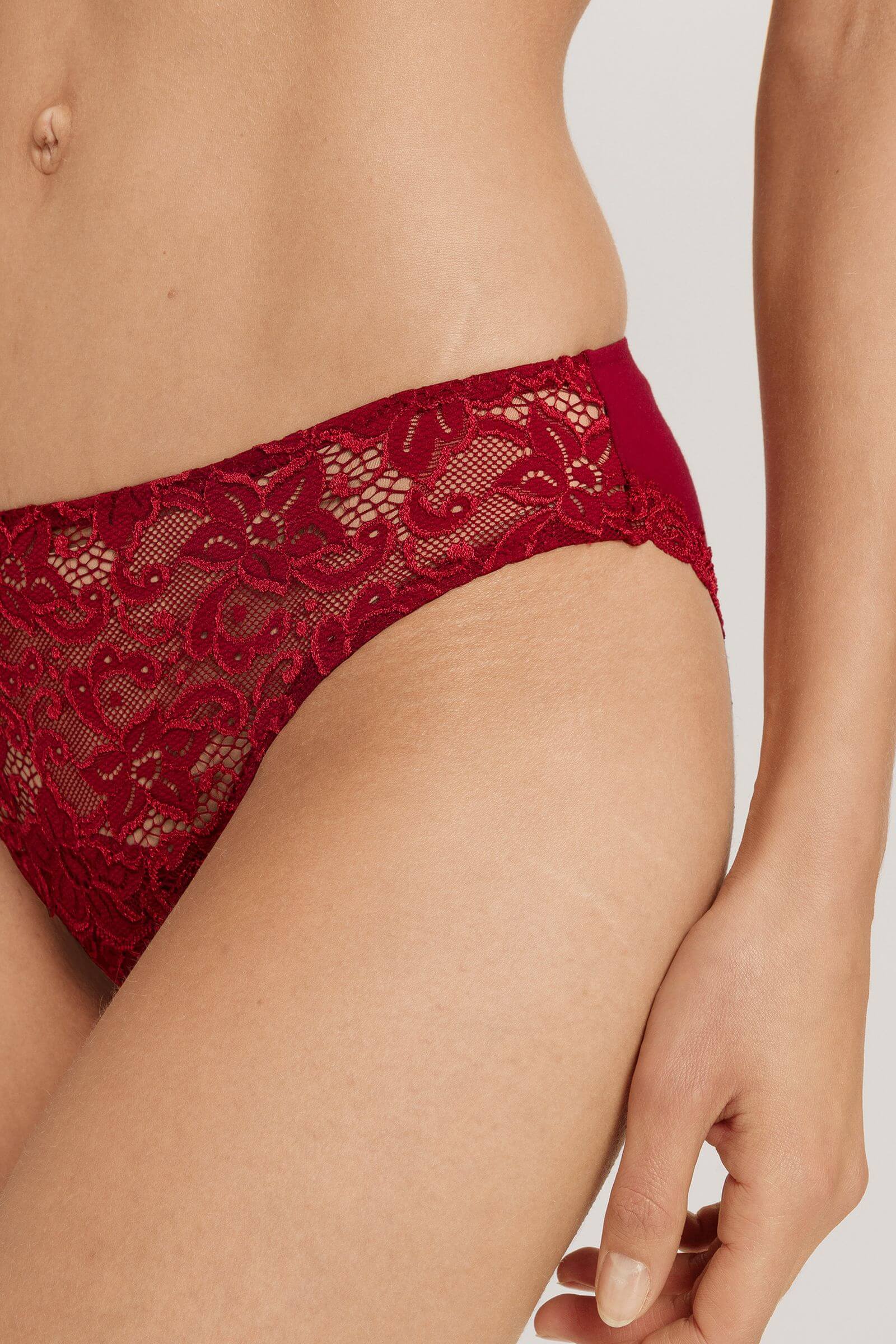 Трусы слипы с цветочным кружевом. Цвет Красный (2418)
